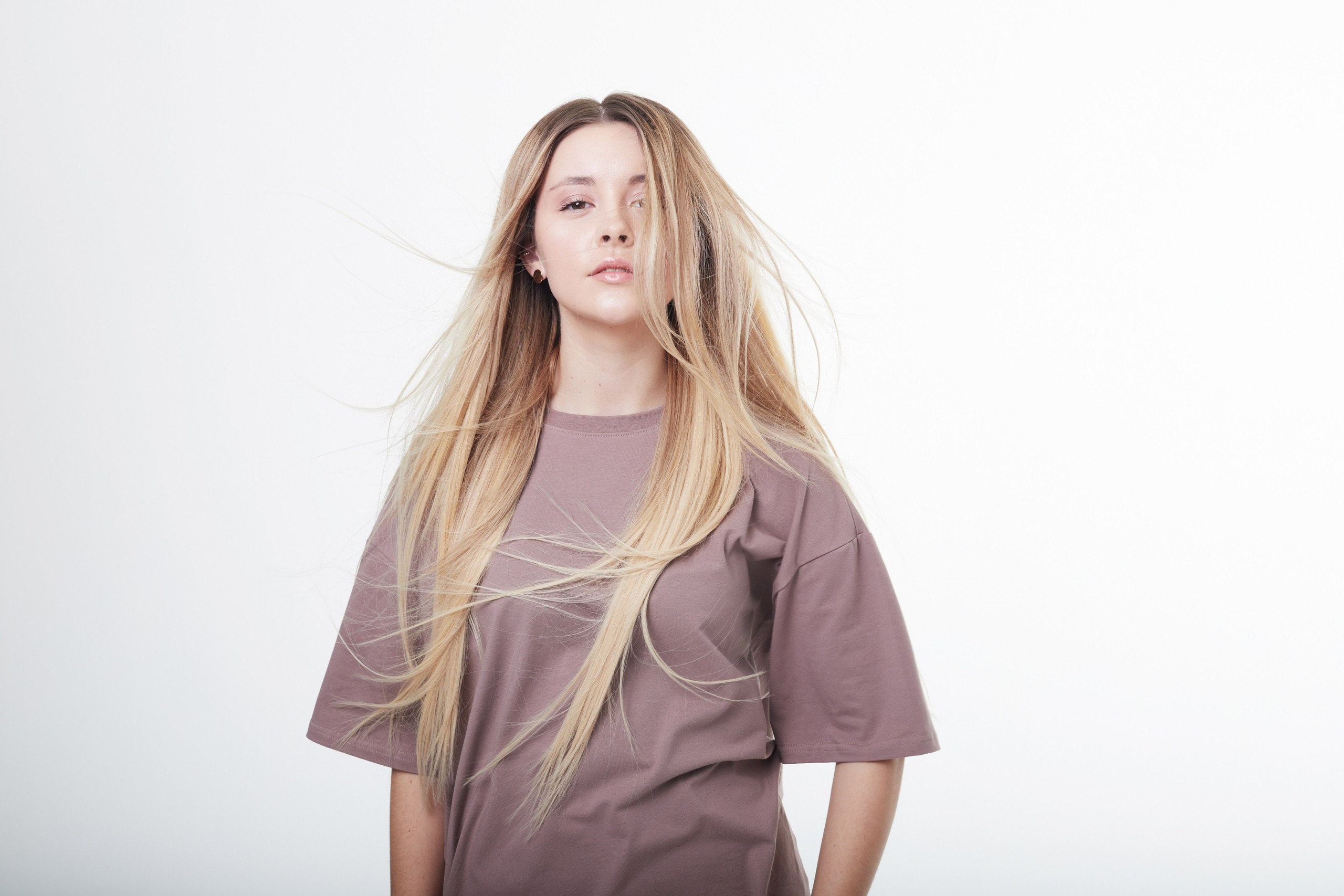Студийная фотосъёмка девушки с прямыми волосами на белом фоне.