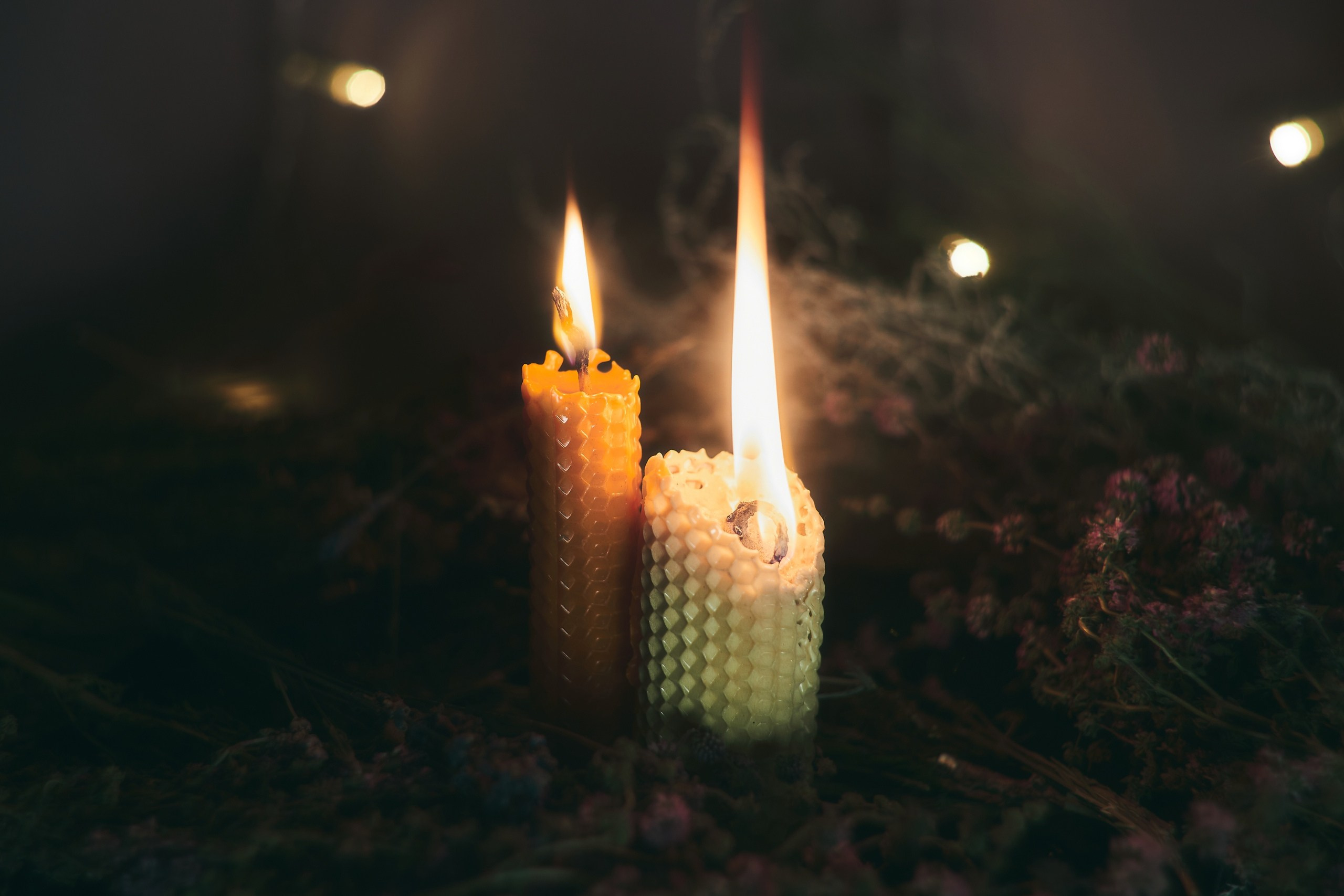 Атмосферное фото свечей ручной работы в тёмном интерьере.