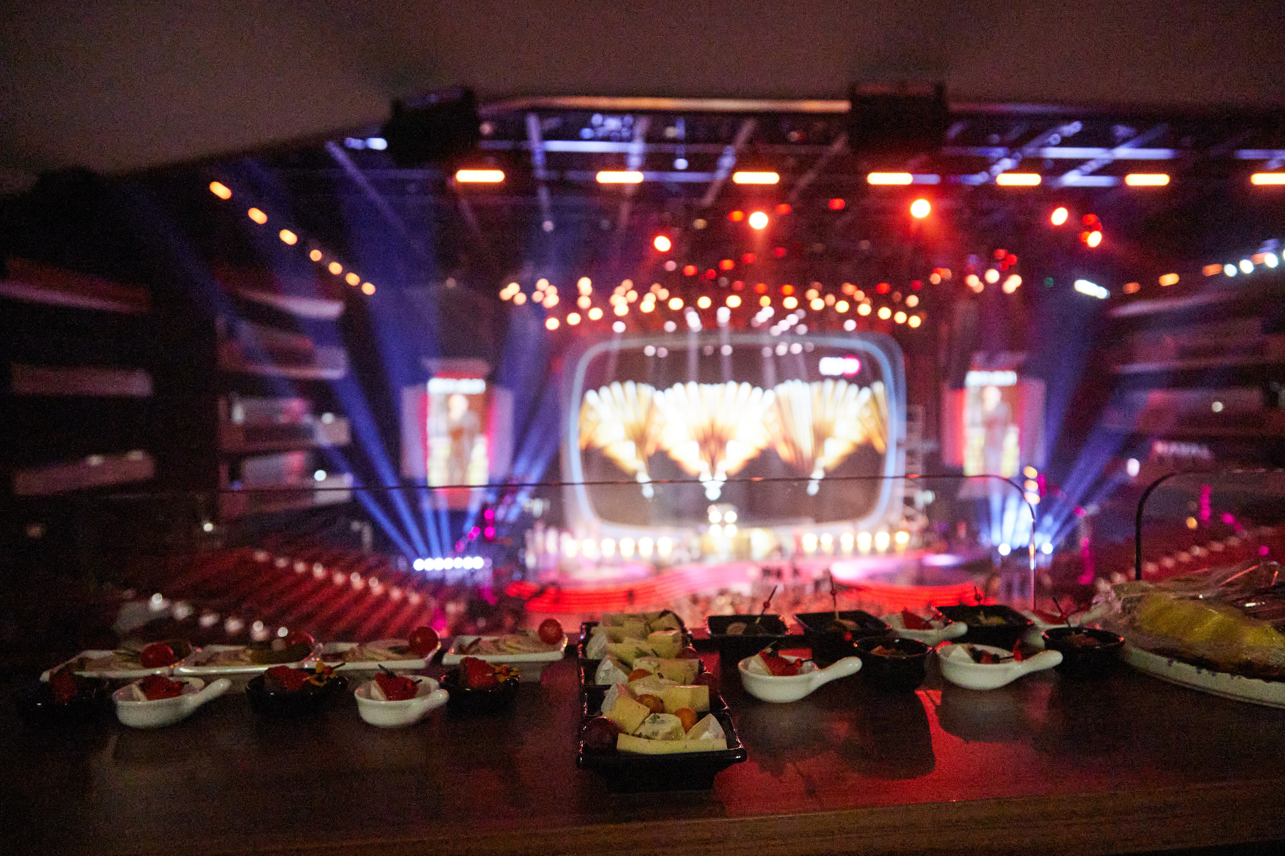 Кейтеринг  — фуд-фотография: Вид сцены Live Арены с сервировкой