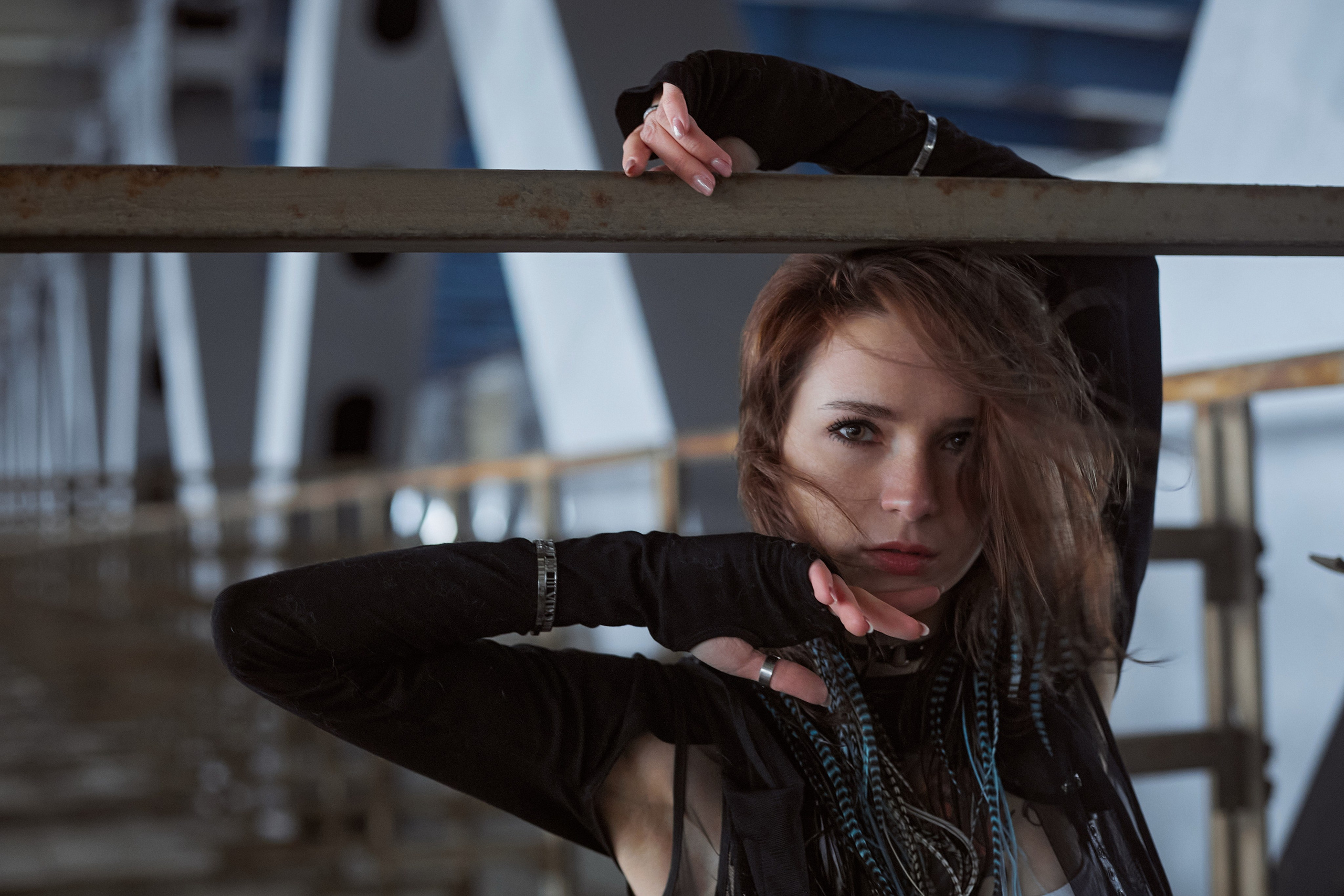 Фотограф в Москве. Креативное фото. Девушка на под мостом. 