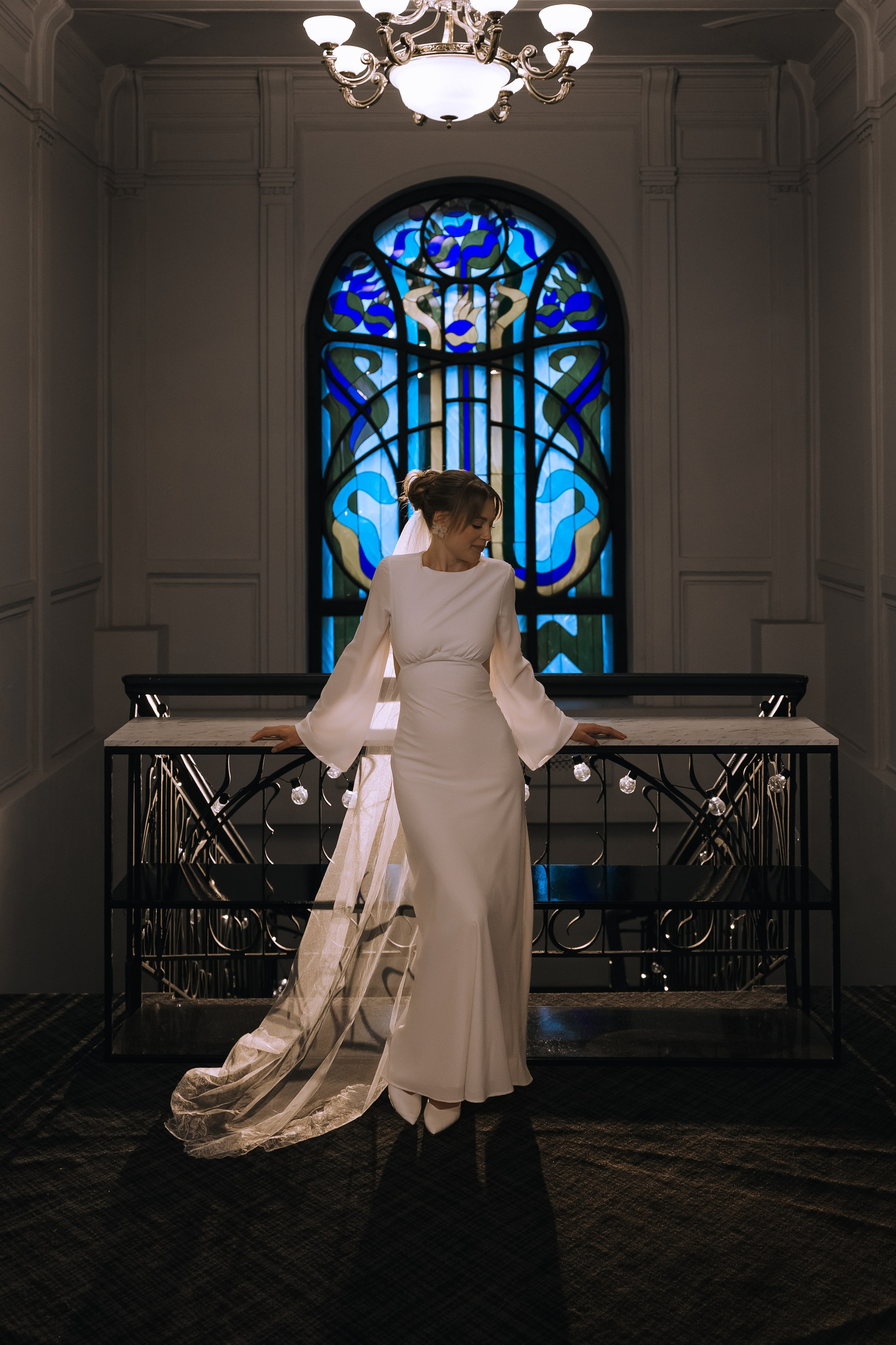 Невеста в банкетном зале Пассаж в Красноярске, фотография невесты на фоне витража в Красноярске