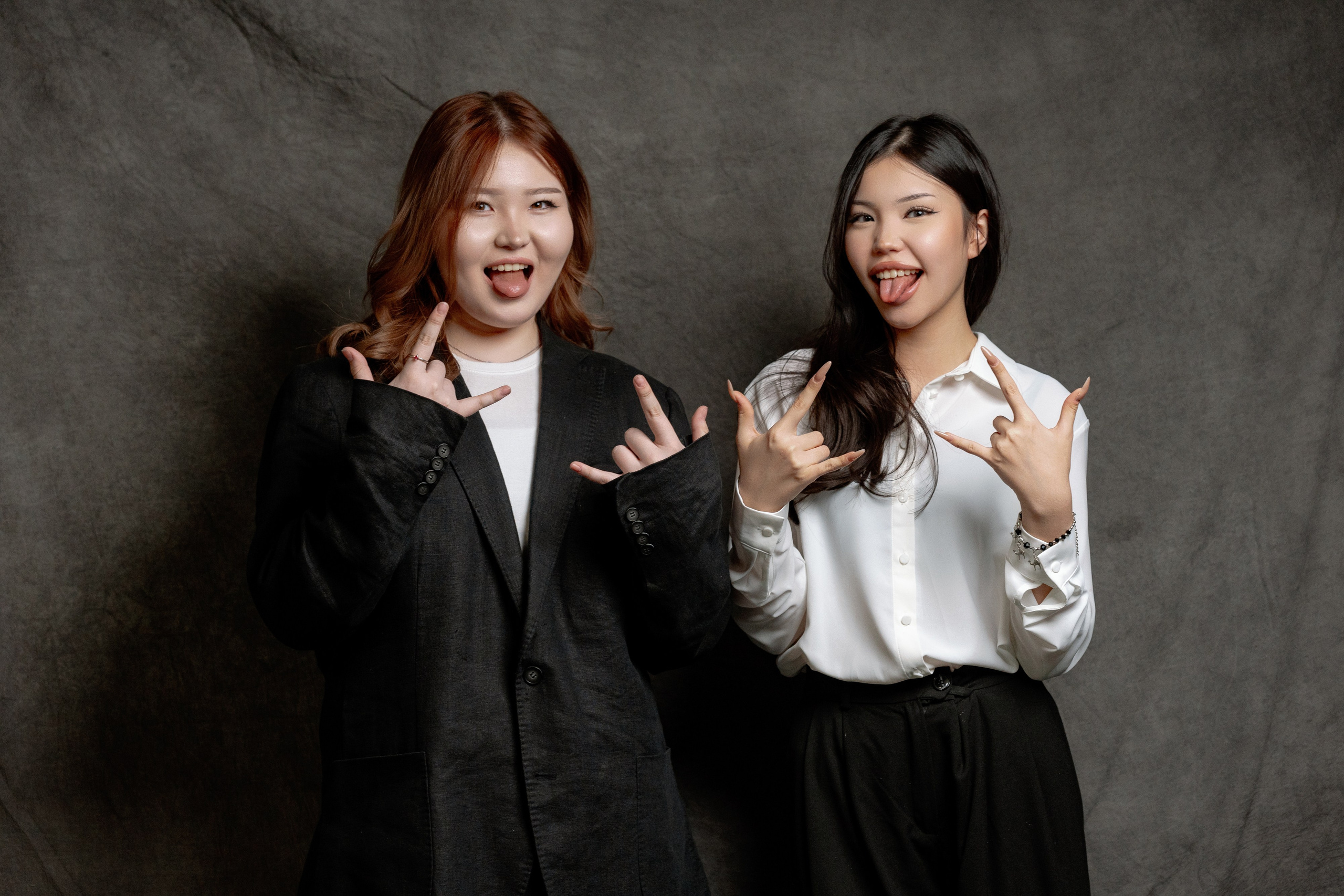 По двое. Выпускные альбомы в Нур-Султане (Астана) и по всему Казахстану