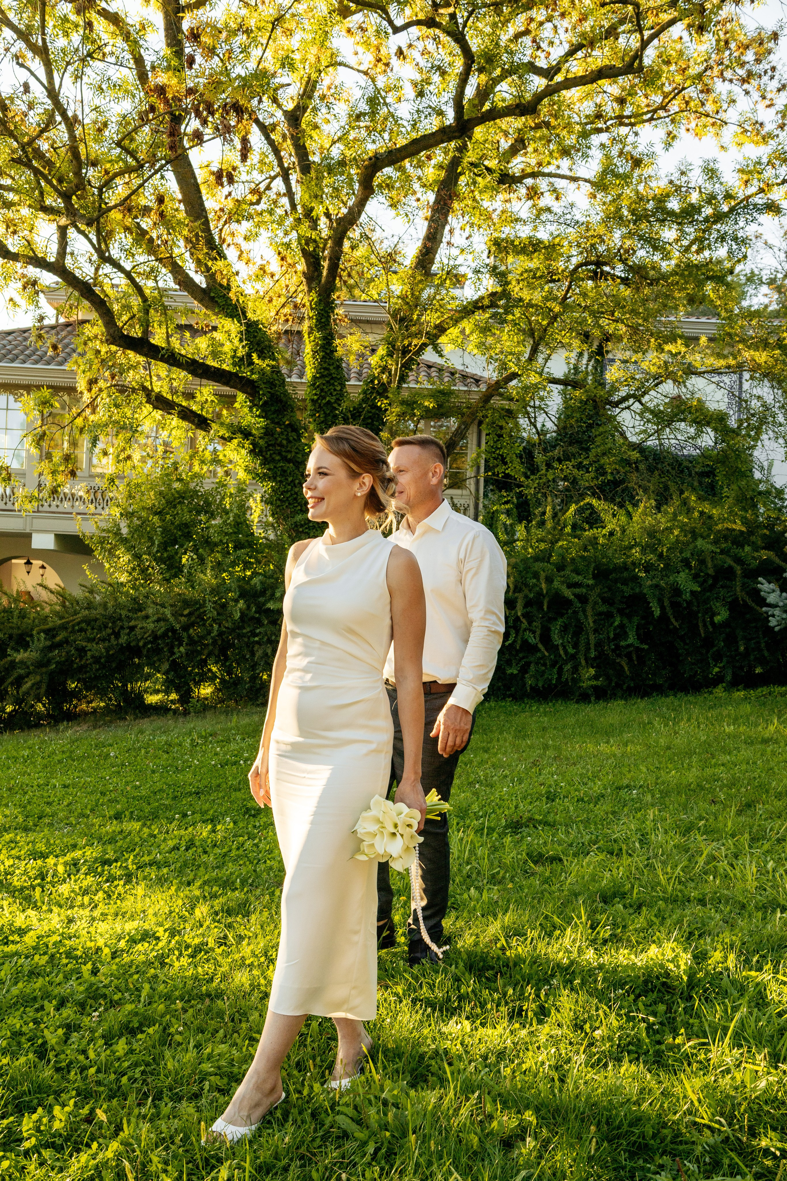 Свадебный портрет на фоне заката над озером Абрау-Дюрсо