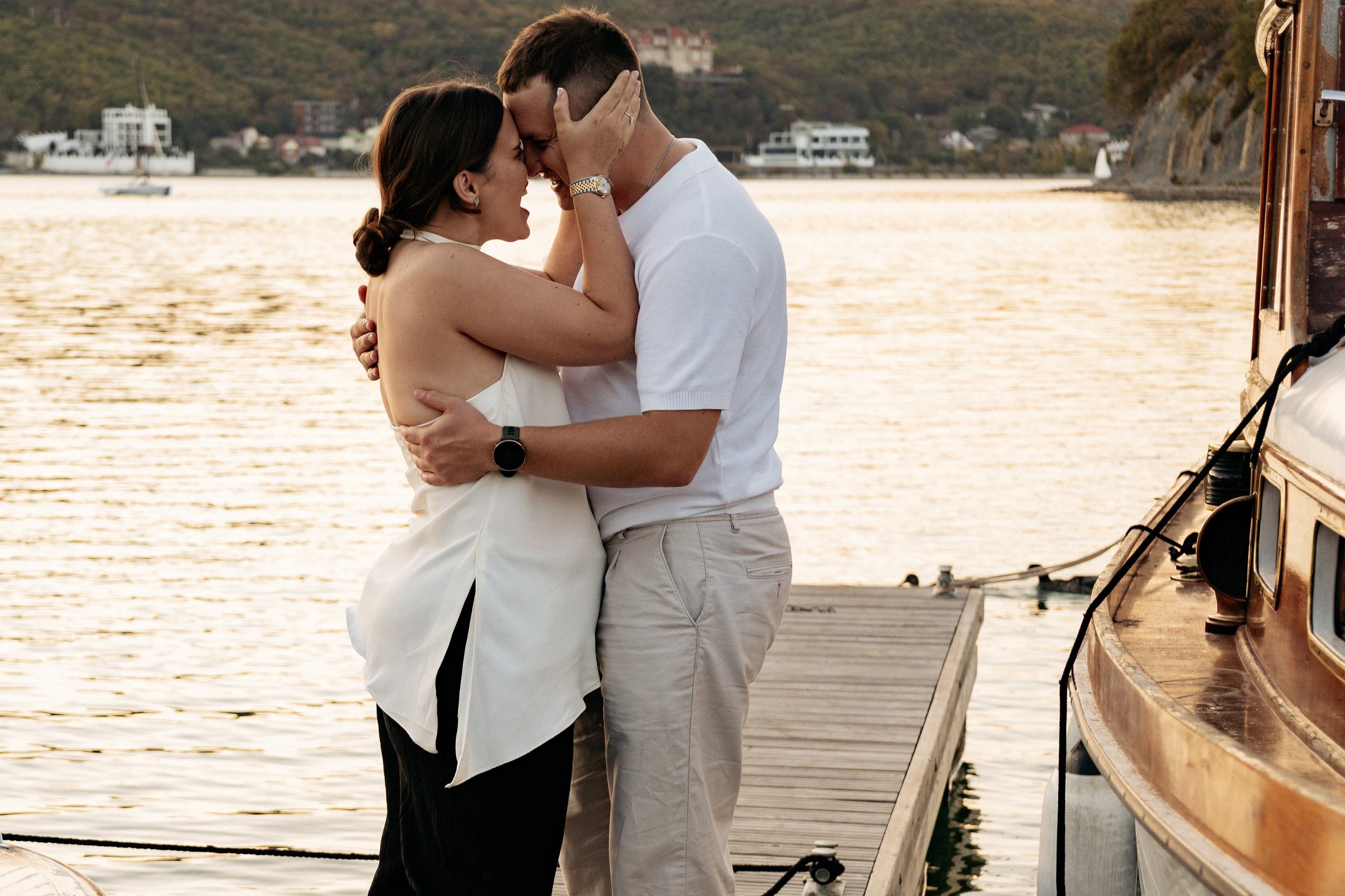 Закатная сага: золотые блики на воде как свидетельство любви, улыбка и смех