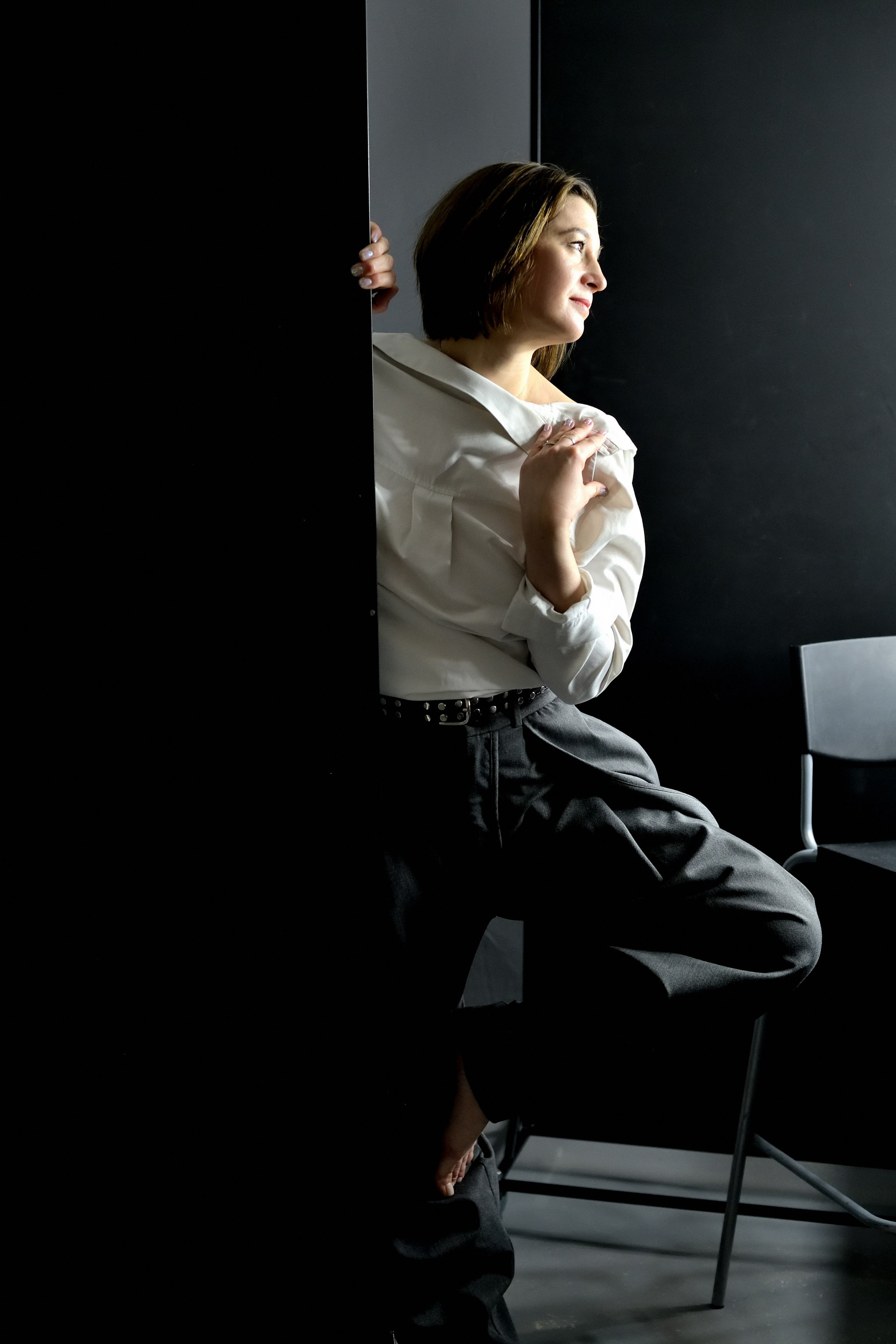 Женская фотосессия в рубашке , надетой задом наперед.