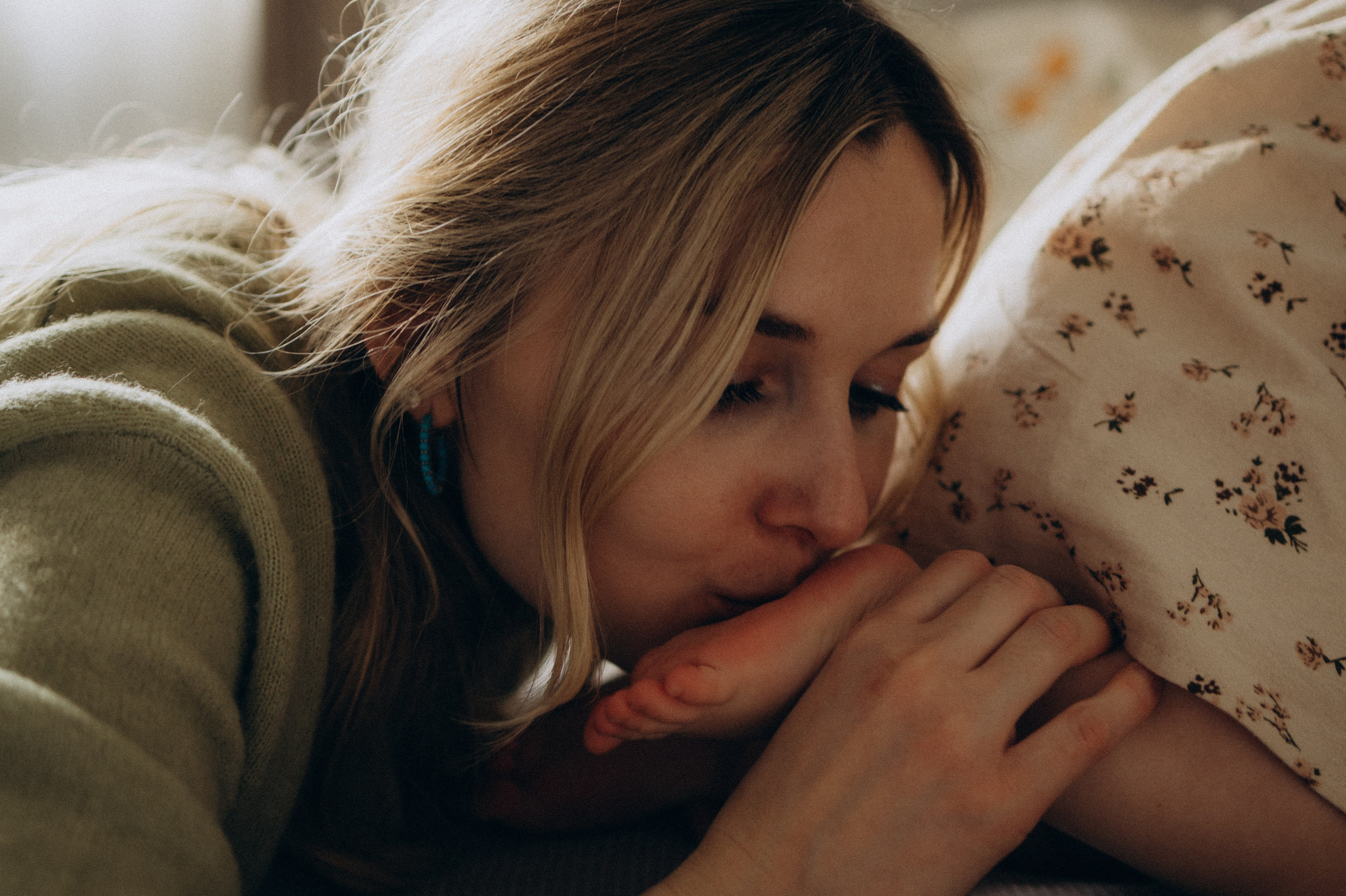 Домашняя фотосессия мамы и маленькой дочки Мирославы. Семейный фотограф в Москве и Люберцах Юлия Гуськова
