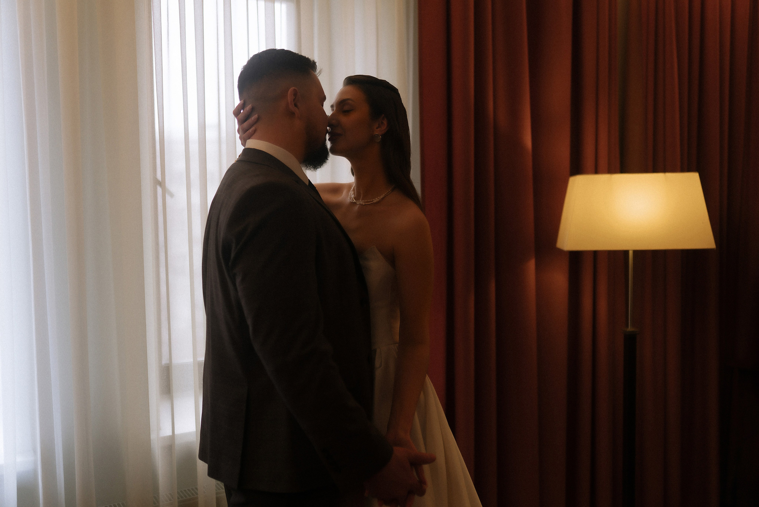 Утро жениха и невесты | Арина и Игорь в отеле Арт-бутик в Воронеже. Фотограф Карина Шмулёва. Воронеж и область