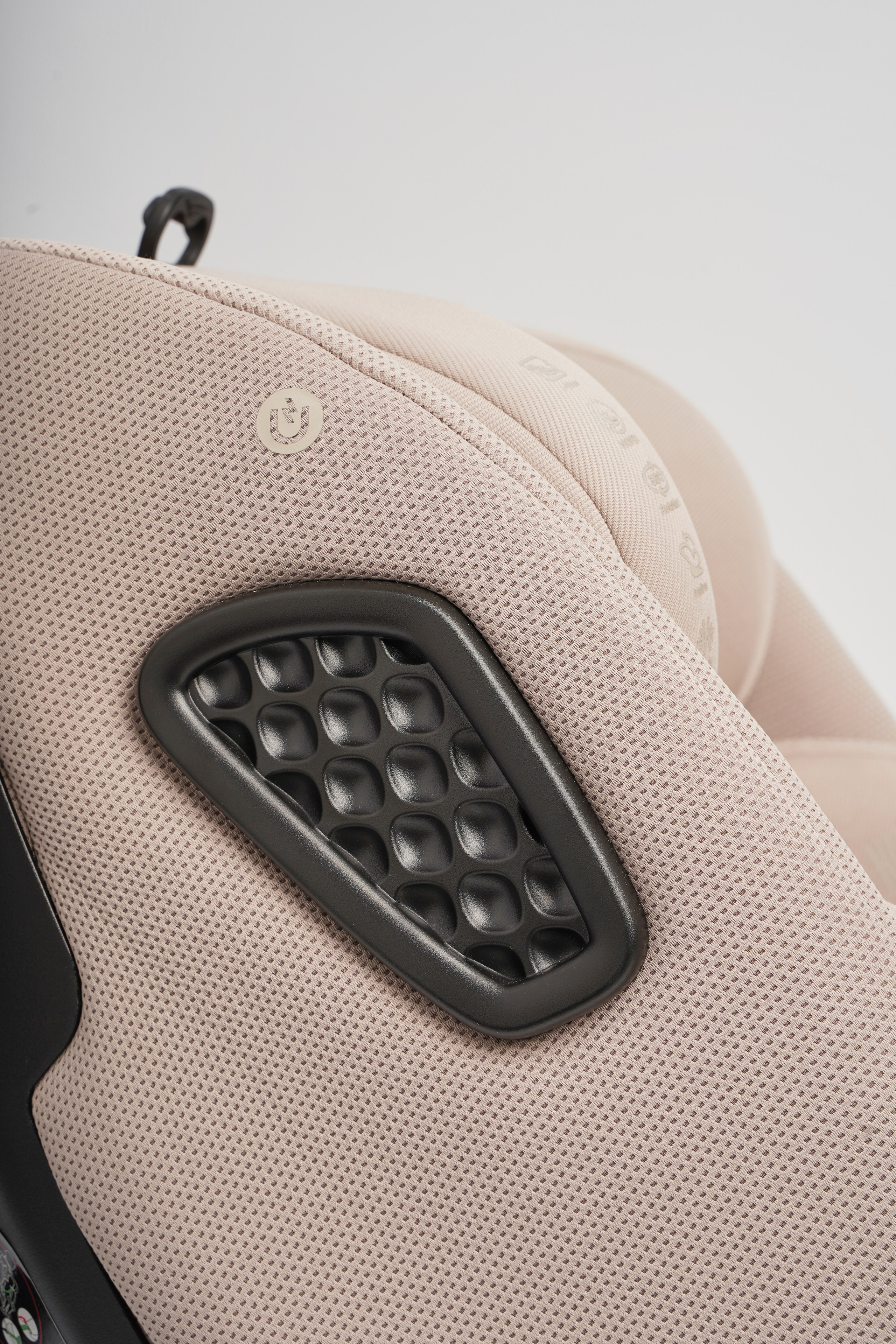 Фотография рекламного продукта на белом фоне для интернет-магазина" фотосъемка автомобильные, детские кресла высокого качества и безопасности, фотосъемка для сайта, продажи на маркет-плейсах. рекламная съемка, демонстрационная съемка, функциональная съемка на белом фоне.