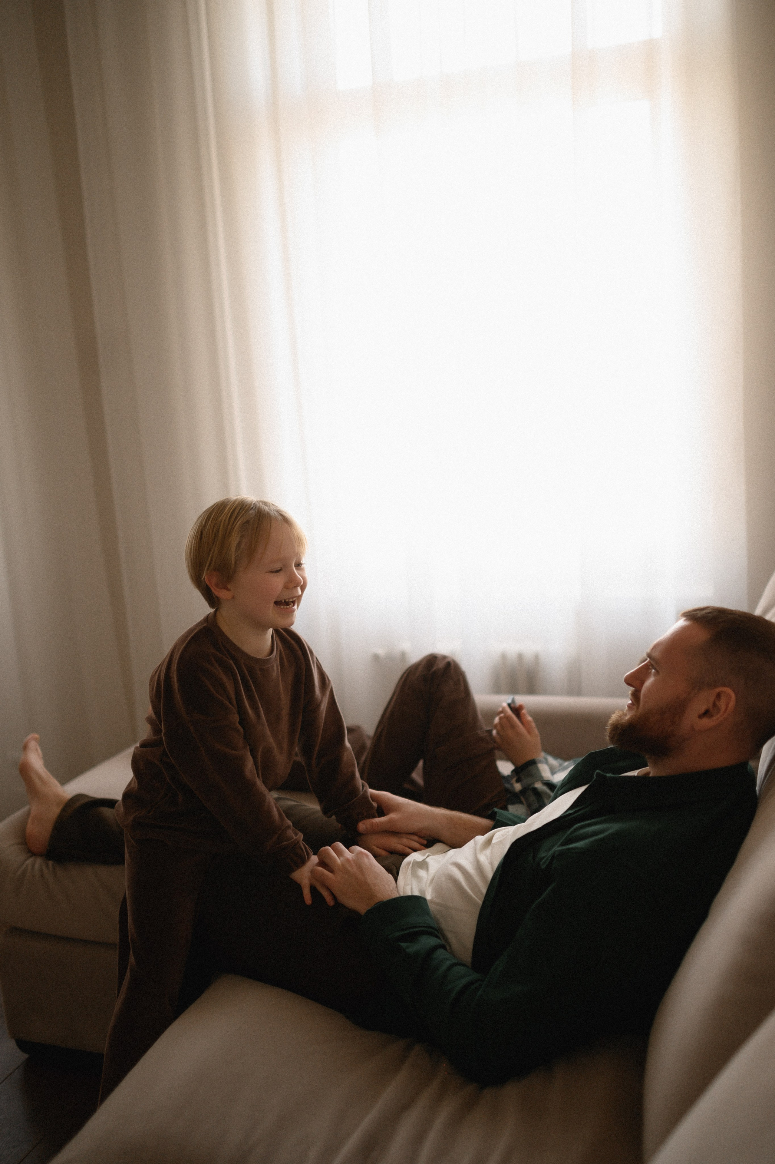 Валентин, Ирина, Евсей, Кира и Агата дома. Семейный и свадебный lifestyle-фотограф в Москве Мария Петрова