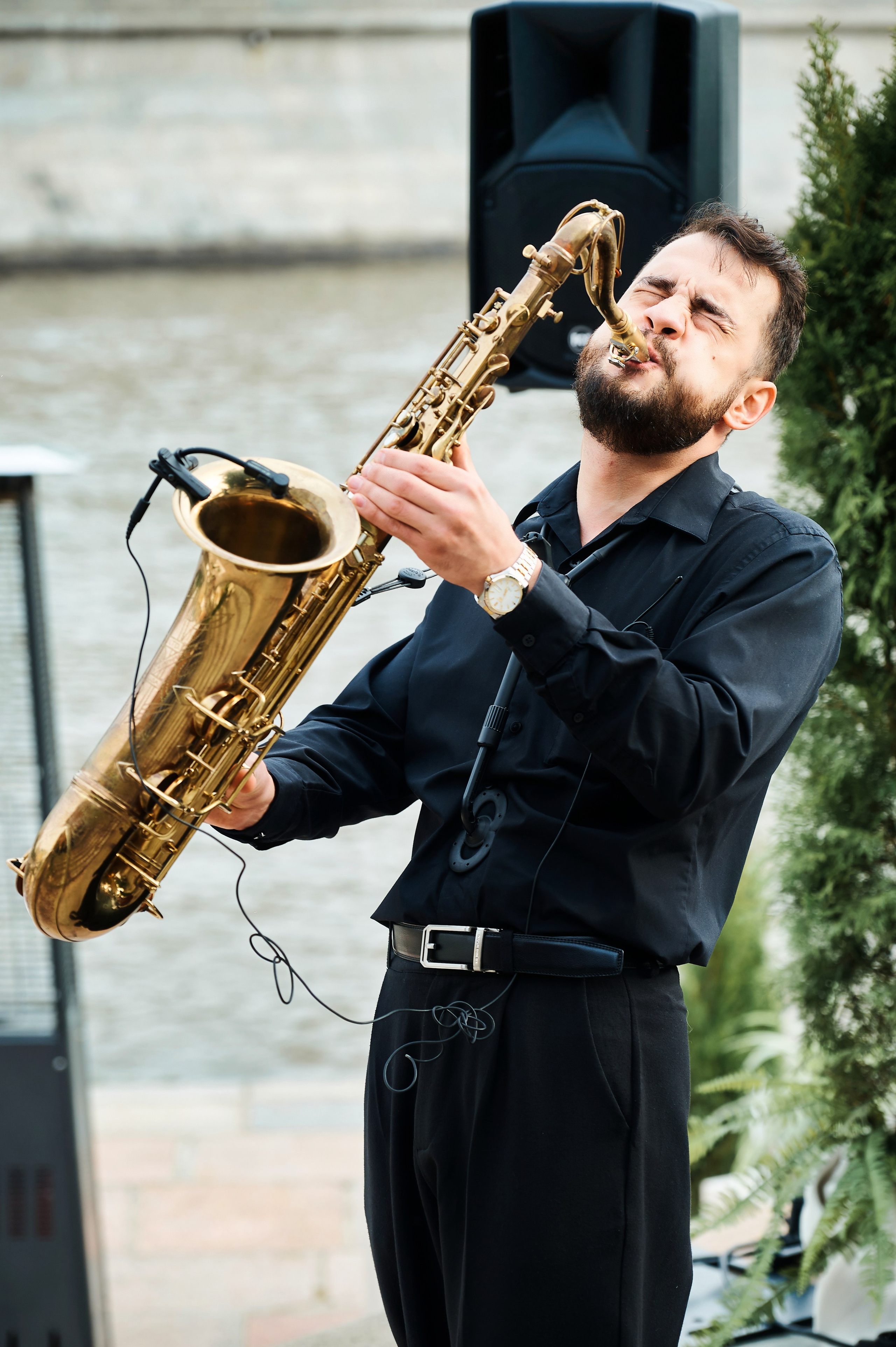 Актер на сцене театра, драматическое действие, живое событие фотография