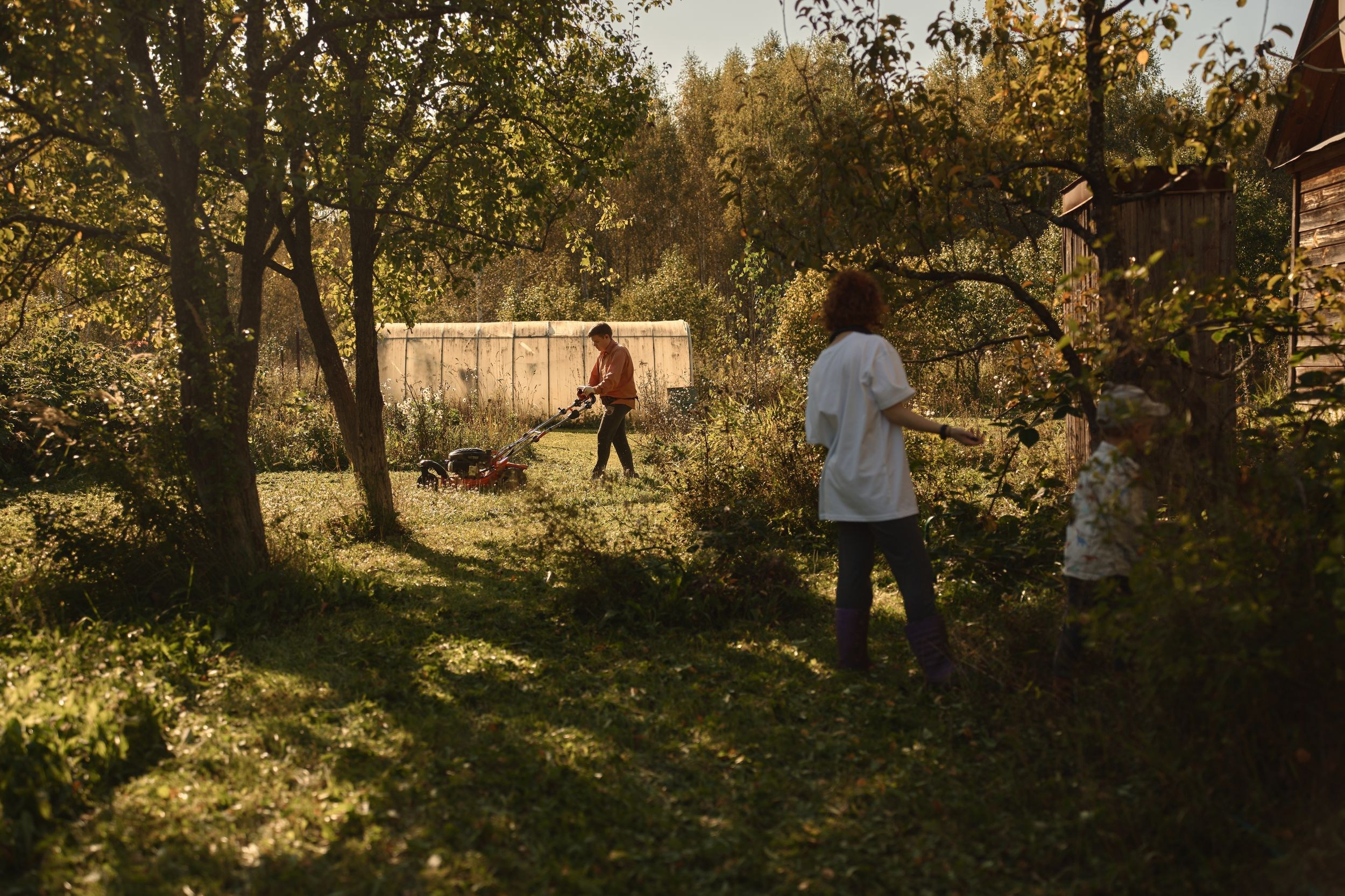 Семейная стрижка газона. Фотограф Женя Пашкина