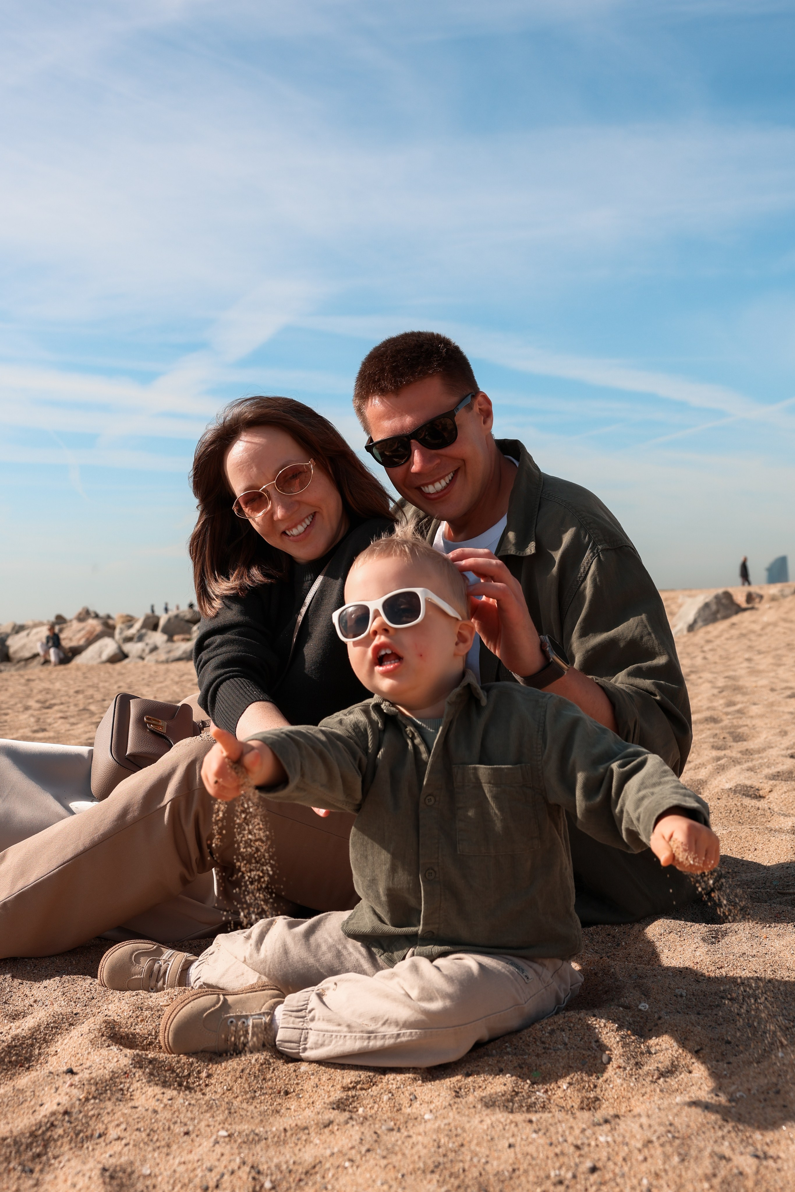 Seashore with a toddler. Natalia Zhuravleva|family, newborn, maternity photographer in Barcelona