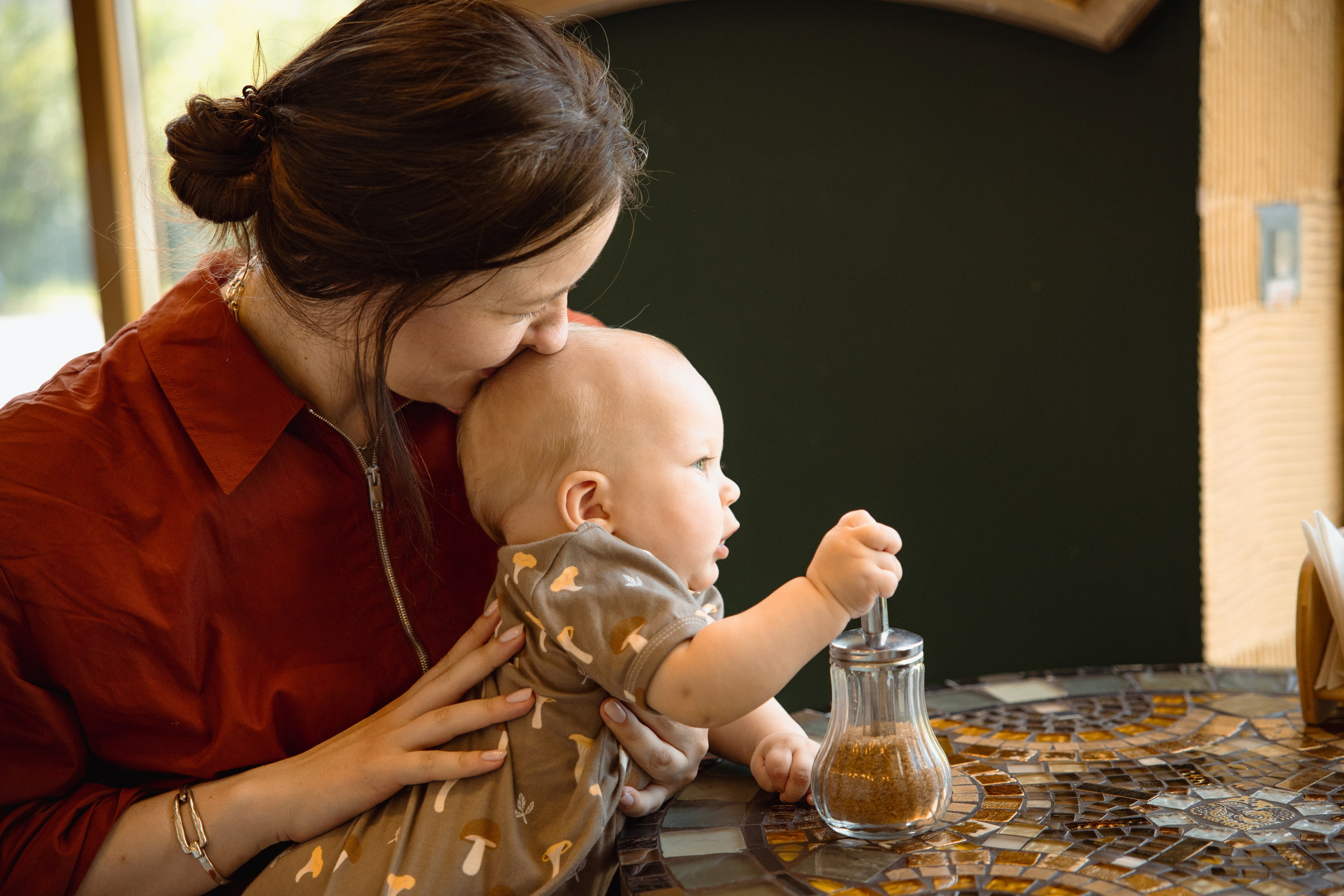 Настя с сыном у Alma-Mater. Ваш семейный newborn и lifestyle фотограф в СПБ Наталья Журавлева