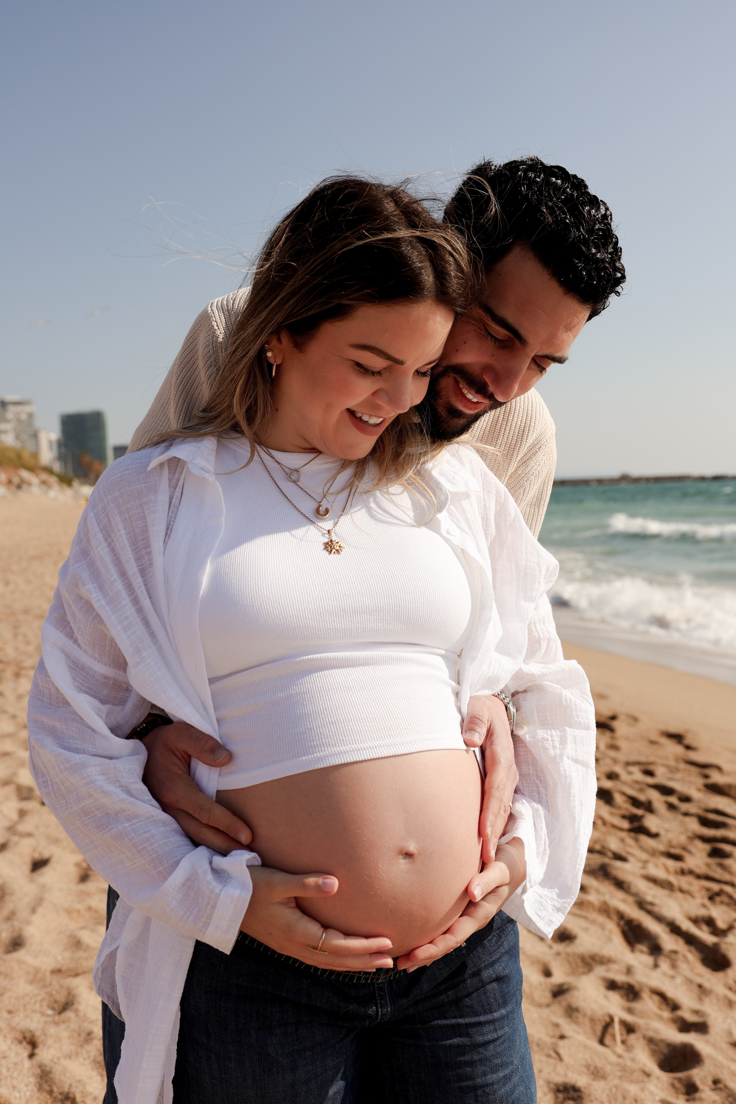 Sunny morning at the sea. Natalia Zhuravleva|family, newborn, maternity photographer in Barcelona