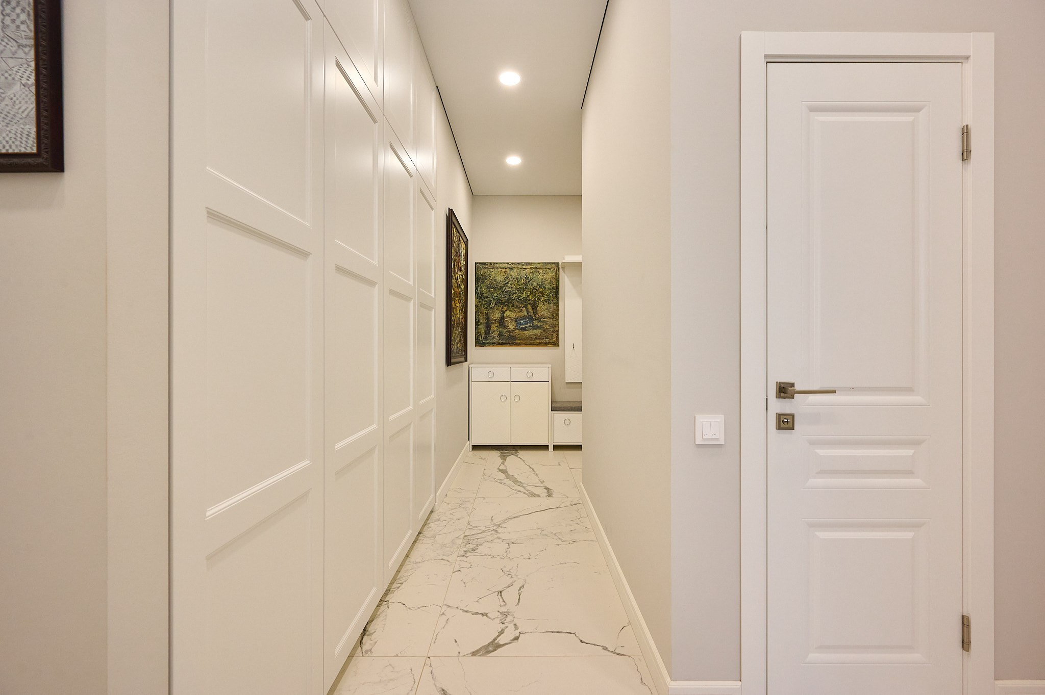 светлый коридор белые двери