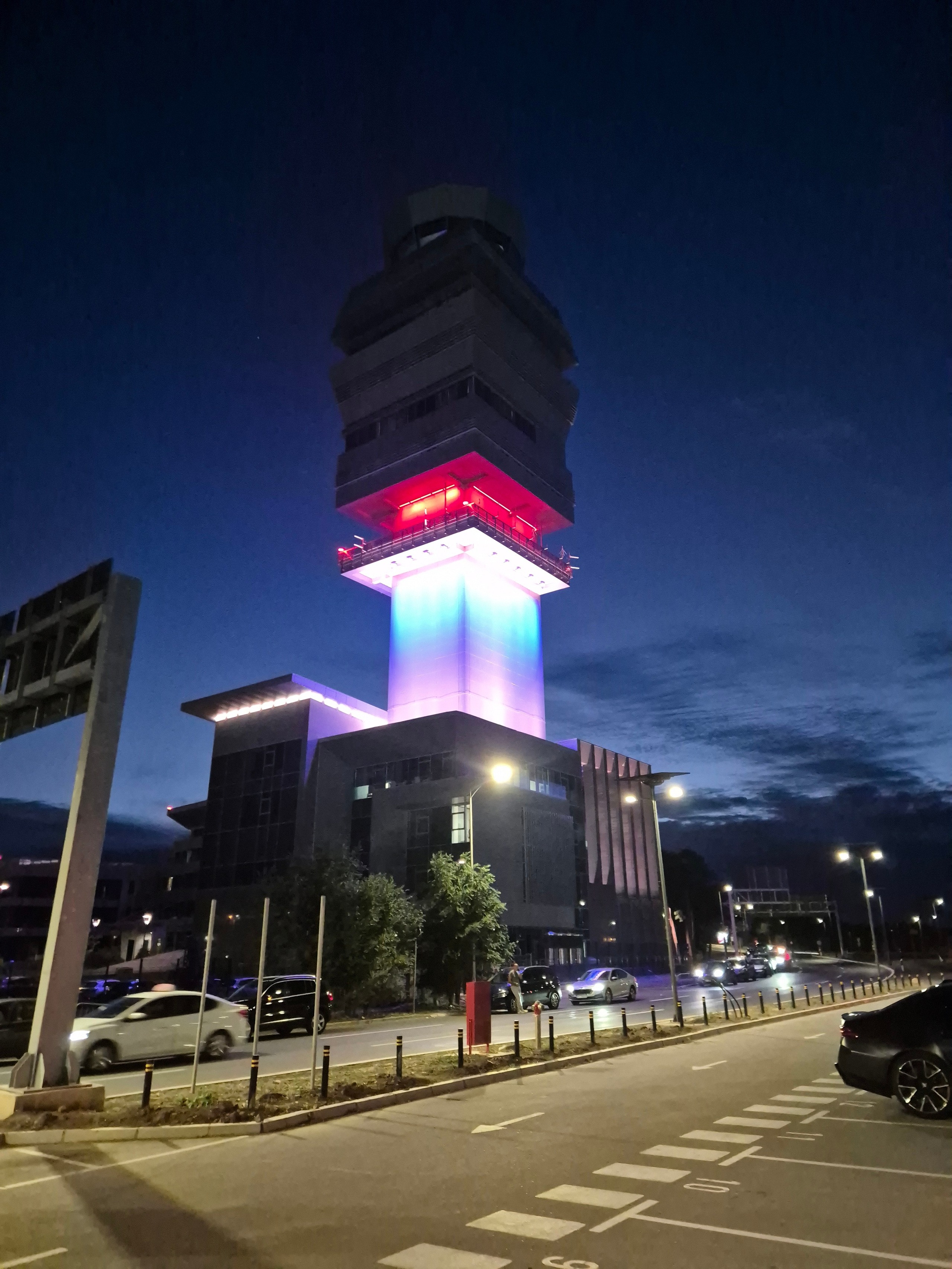 Еще были поездки по стране, но про них отдельный альбом. Диспетчерская башня аэродрома Никола Теслы. Пора домой