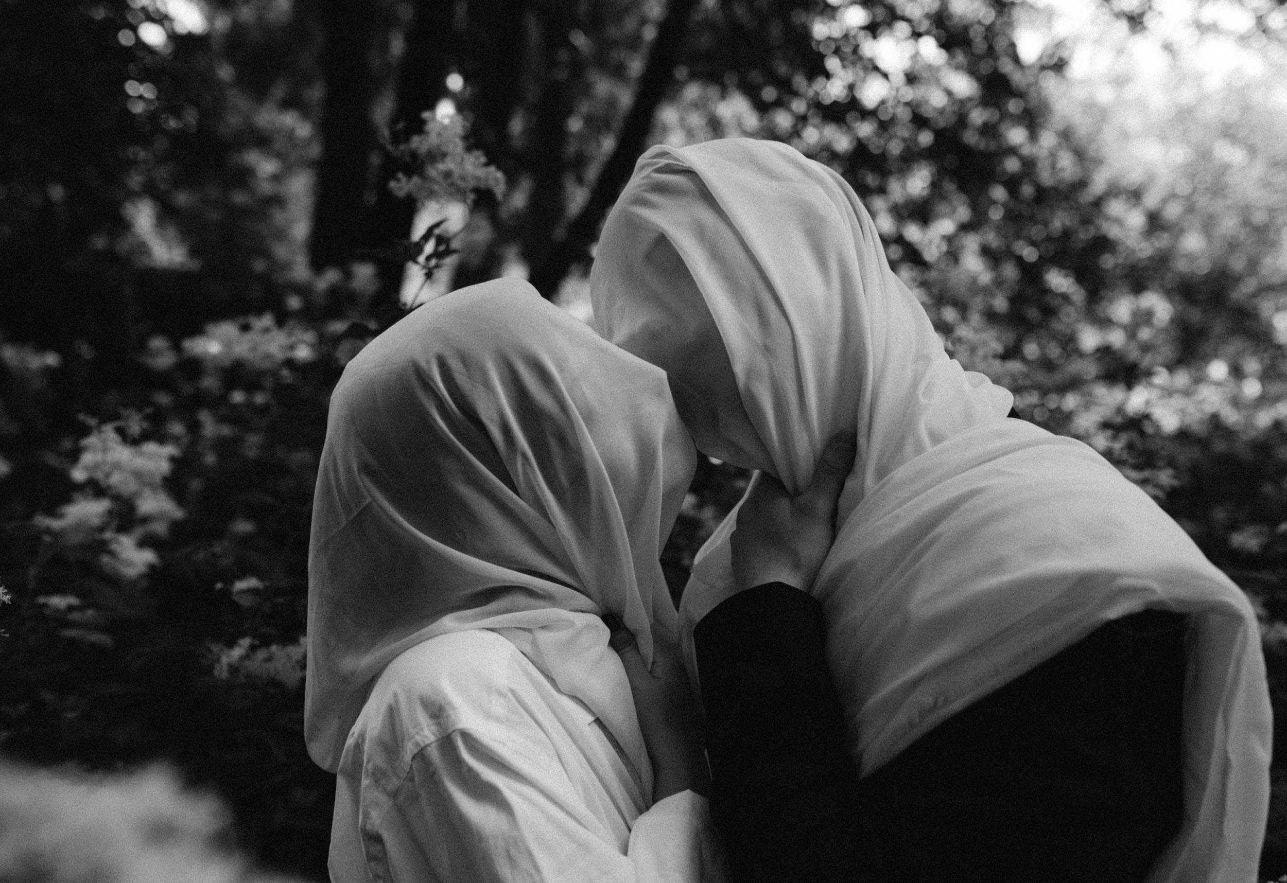 Влюбленные целуются через белую ткань аллюзия Рене магритт