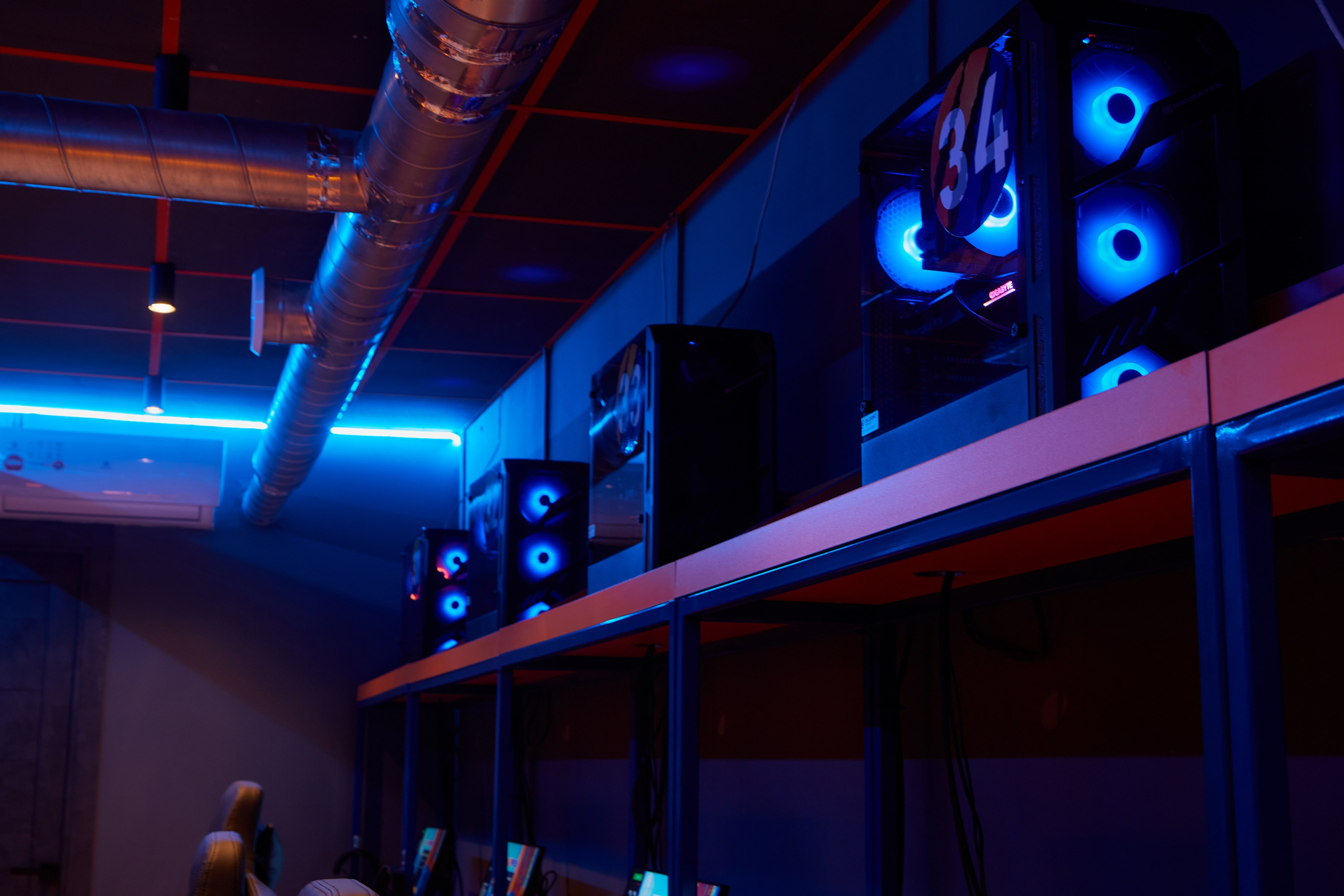 Фотосъёмка компьютерного клуба. Предметный и репортажный фотограф Алексей Кротов