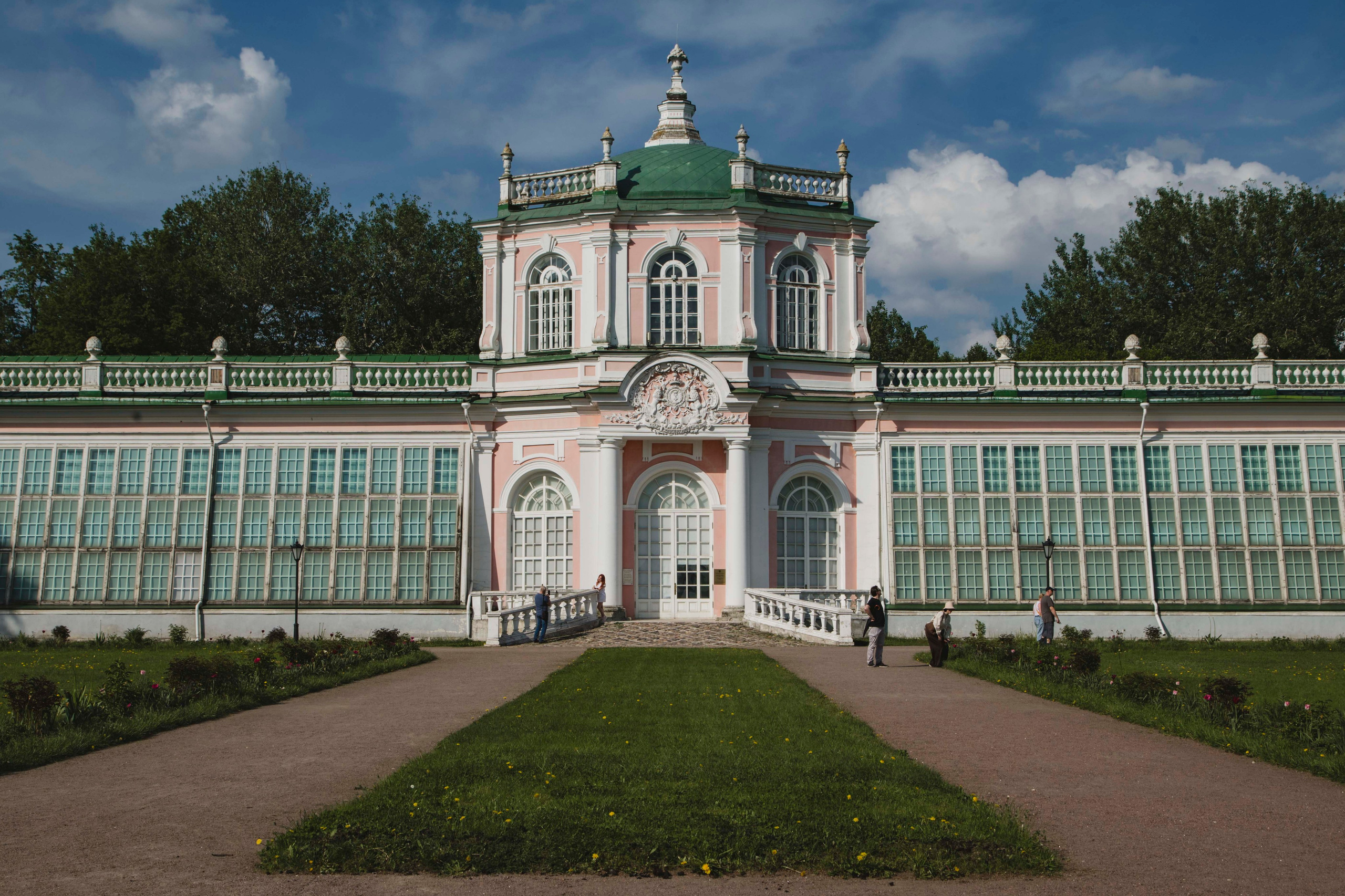 Большая каменная оранжерея
