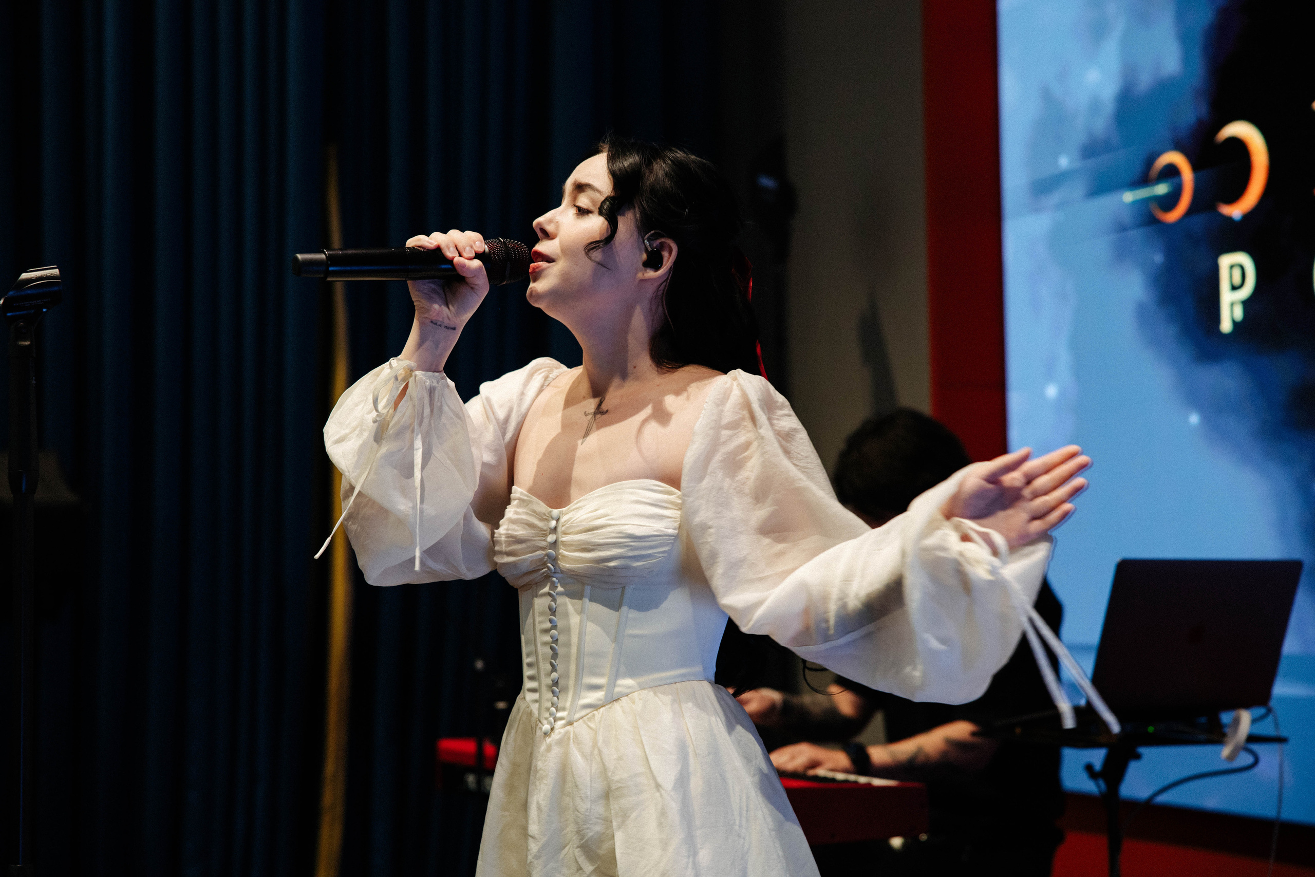 Презентация книги «Четвертое крыло». Фотограф Петрова Мария