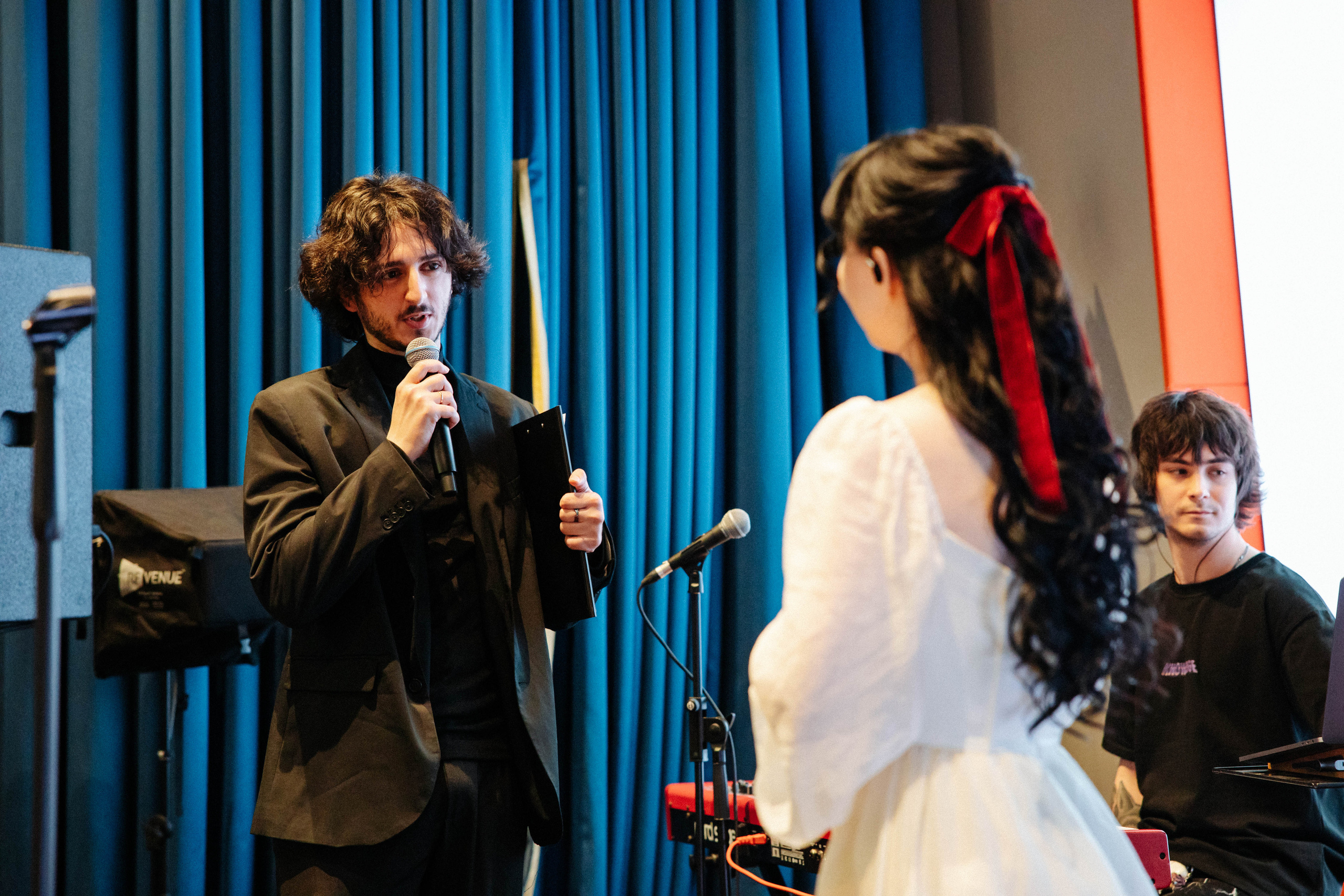 Презентация книги «Четвертое крыло». Фотограф Петрова Мария