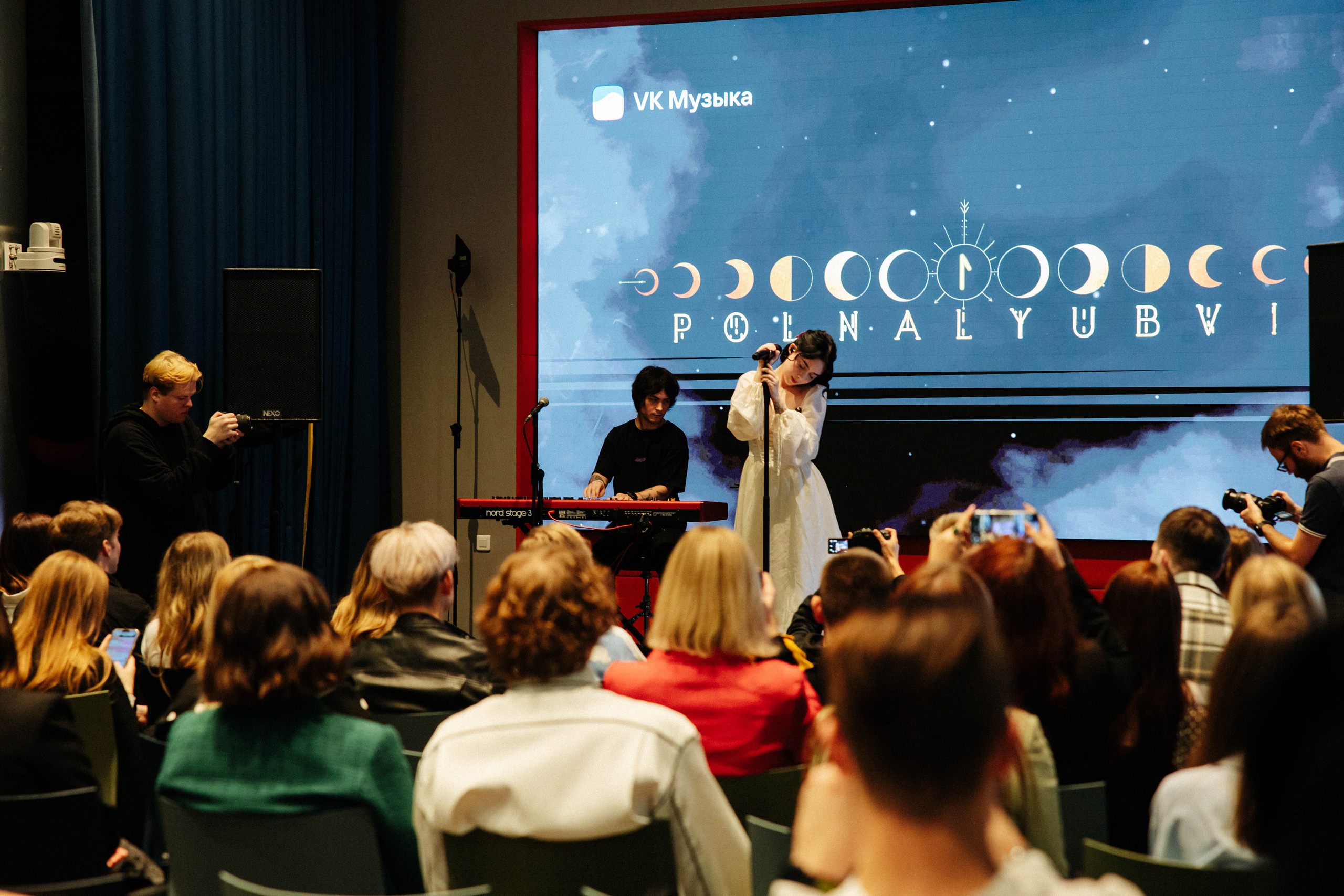 Презентация книги «Четвертое крыло». Фотограф Петрова Мария