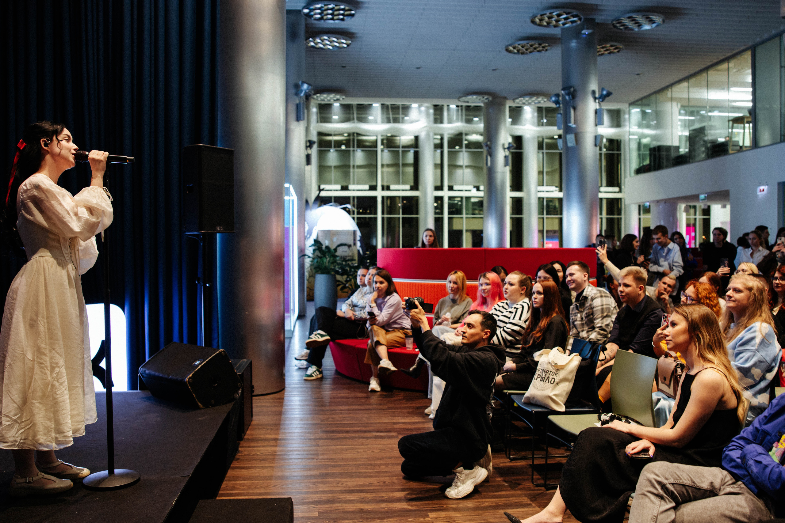 Презентация книги «Четвертое крыло». Фотограф Петрова Мария