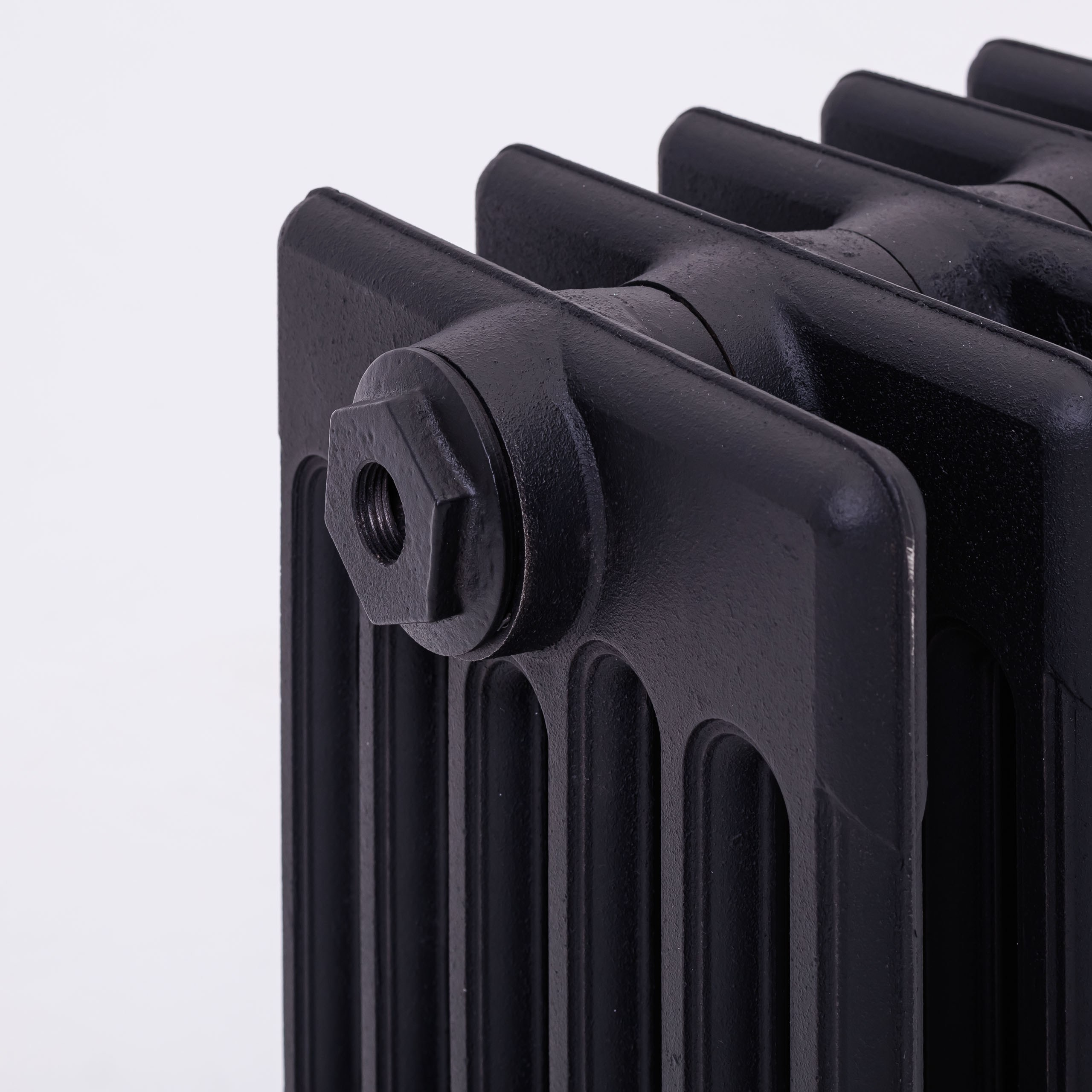 Предметные фотографии дизайнерских радиаторов отопления в стиле ретро