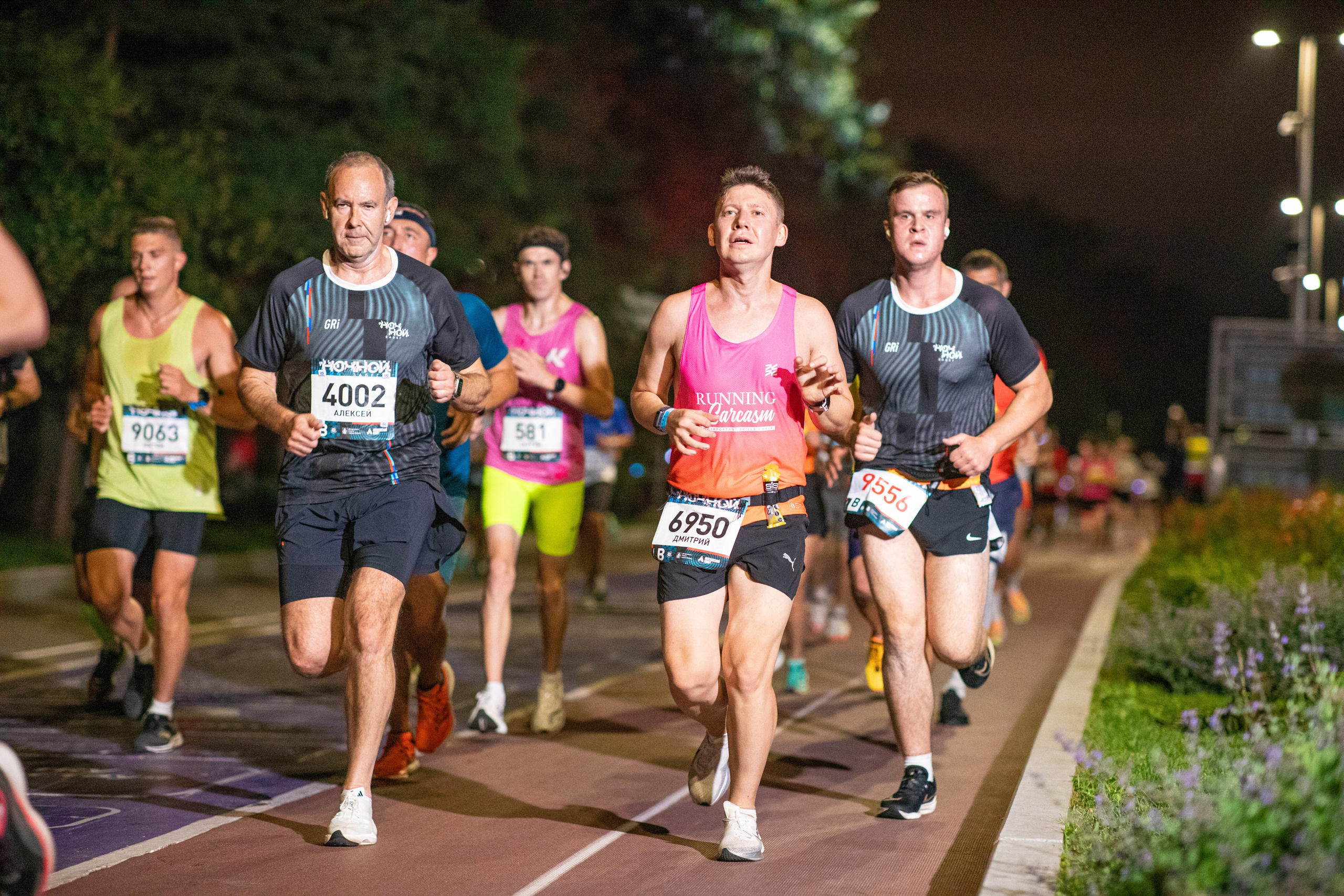Ночной забег в ленте фотографий бегунов 03.08.24. Фотограф Сергей Ловкий