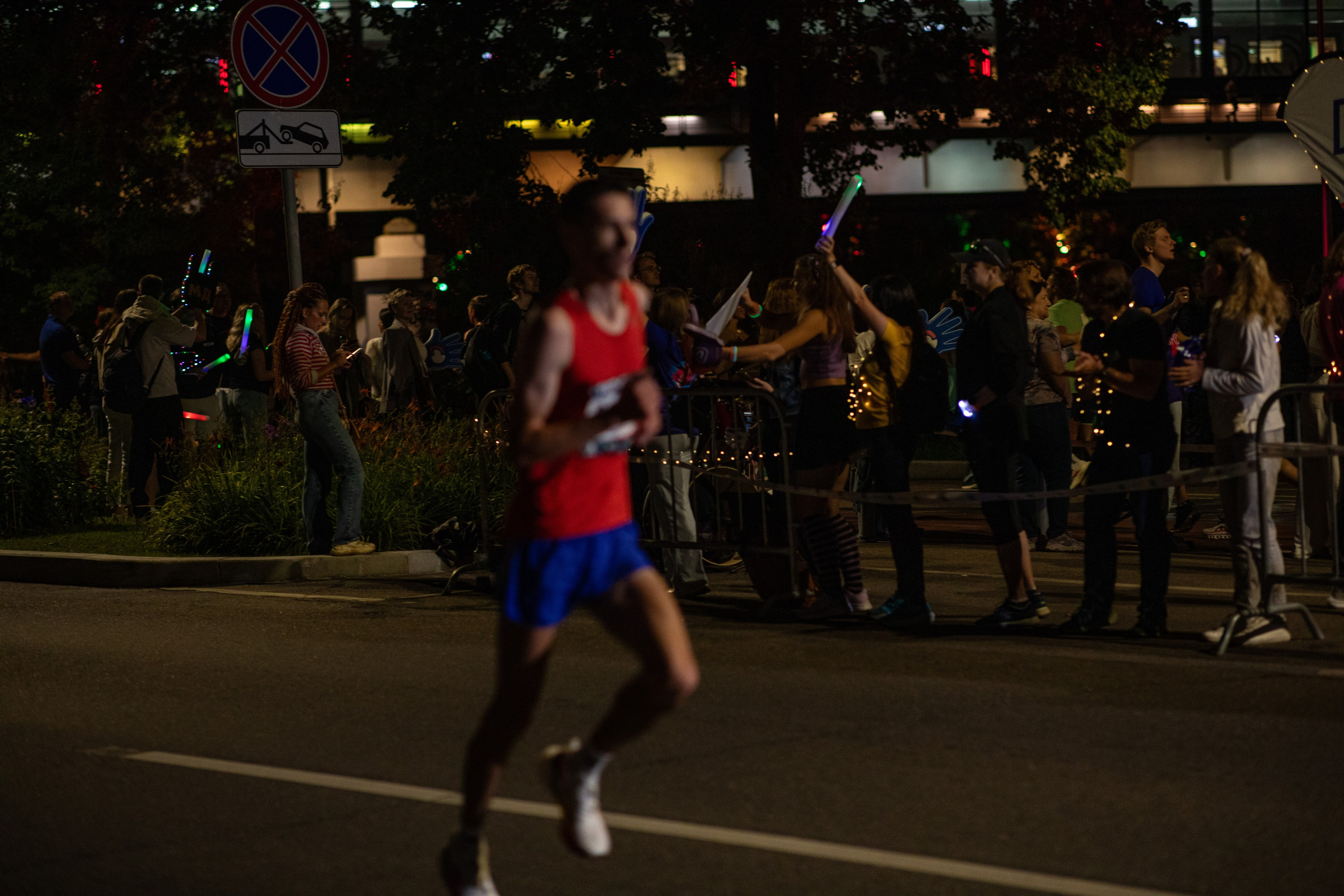 Ночной забег в ленте фотографий бегунов 03.08.24. Фотограф Сергей Ловкий