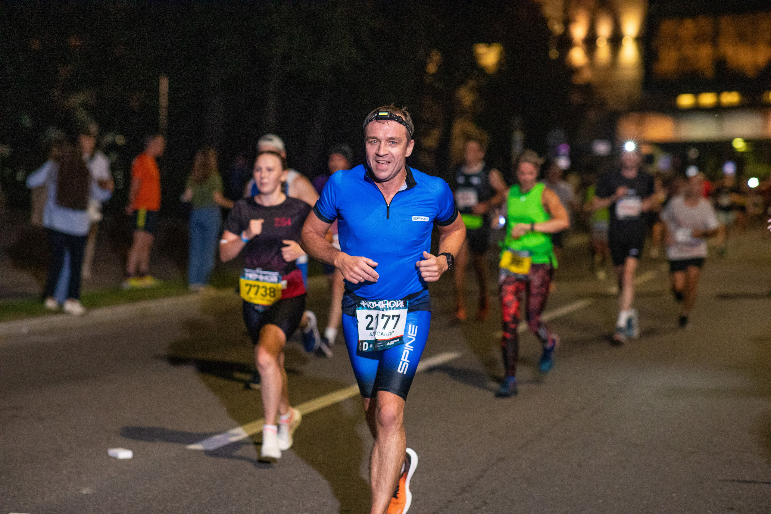 Ночной забег в ленте фотографий бегунов 03.08.24. Фотограф Сергей Ловкий
