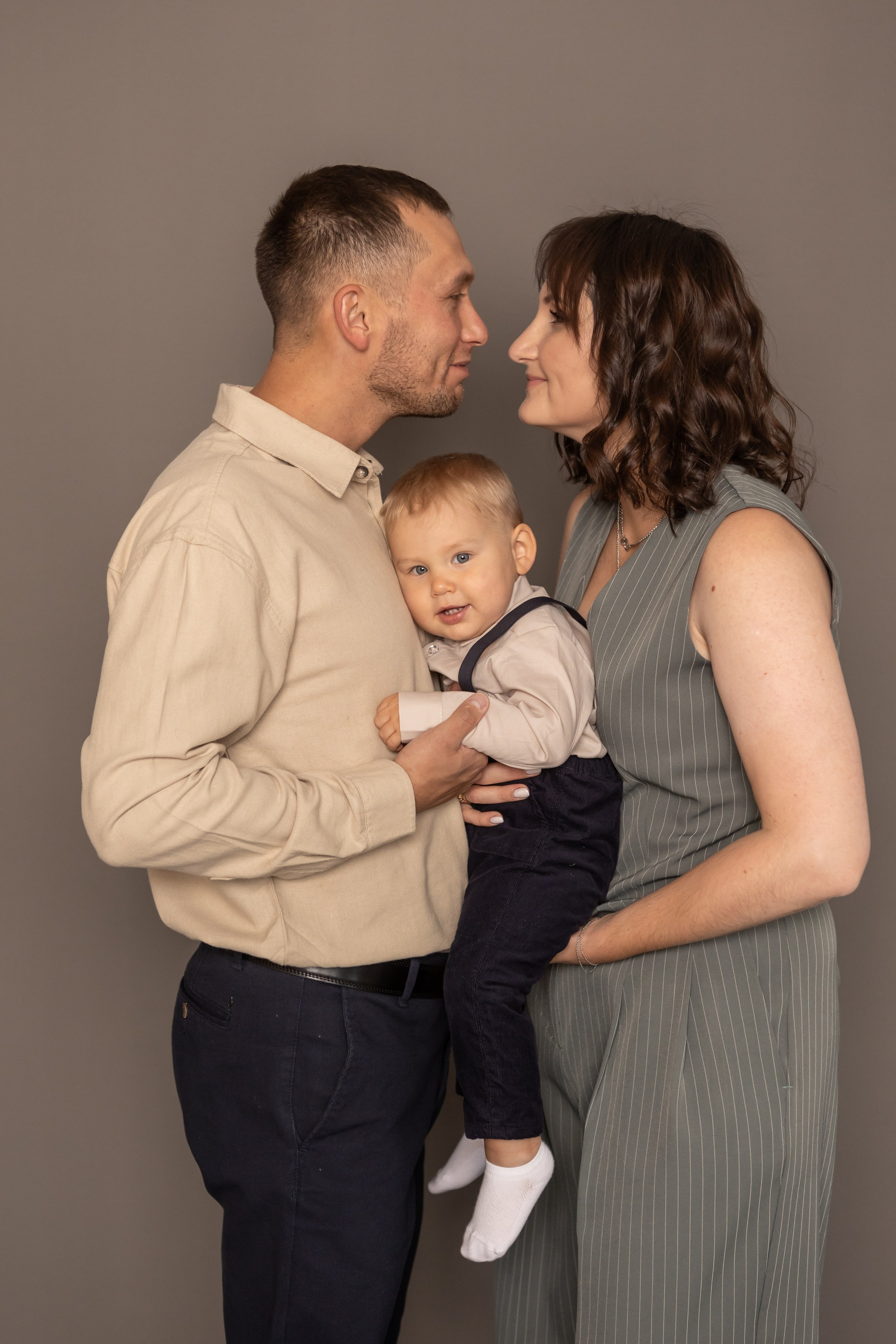 Фото с родителями на однотонных фонах. Фотограф новорожденных. Детский и семейный фотограф Марьяна Юдина