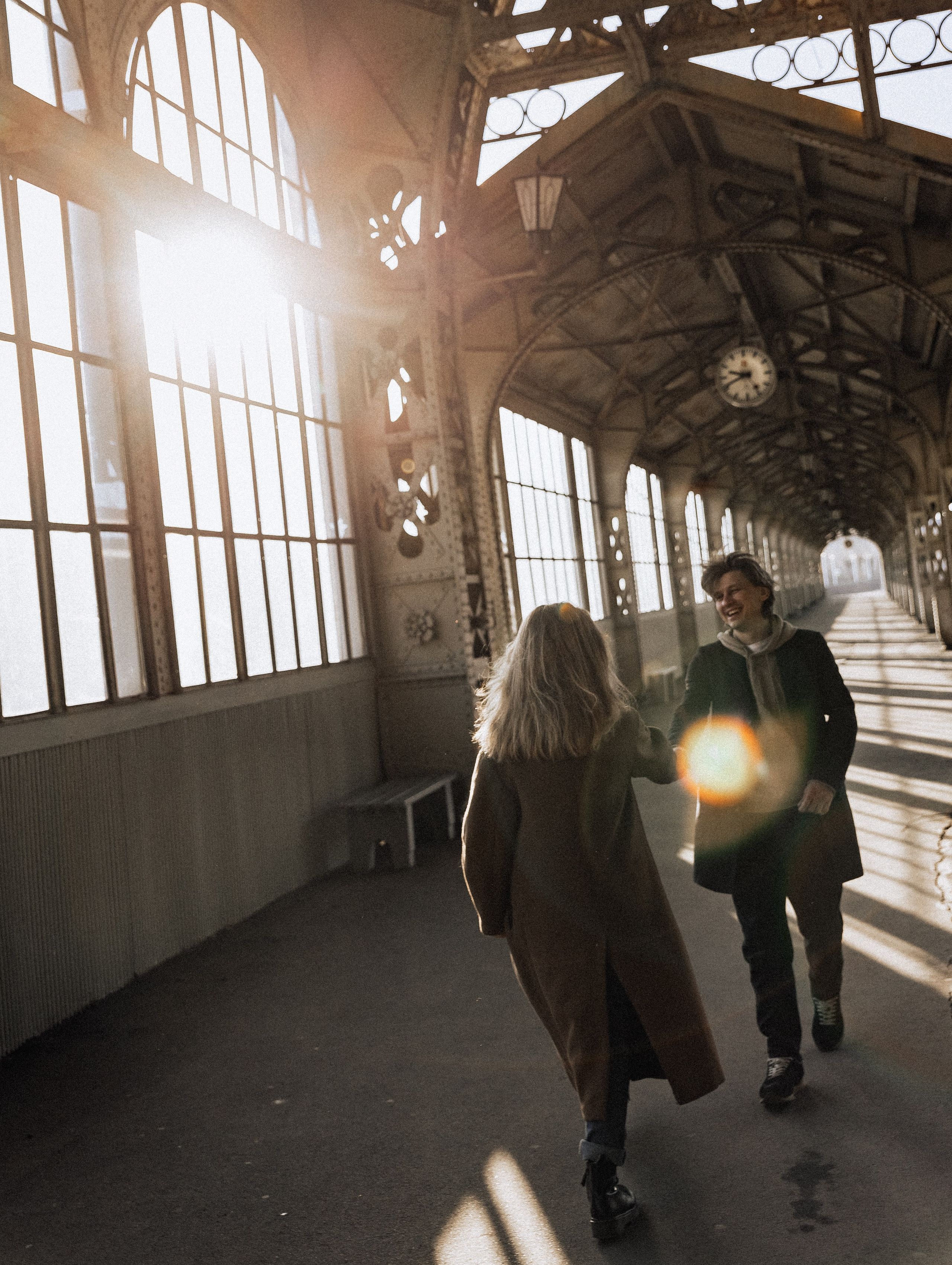 Андрей и Анна держатся за руки, идя по перону