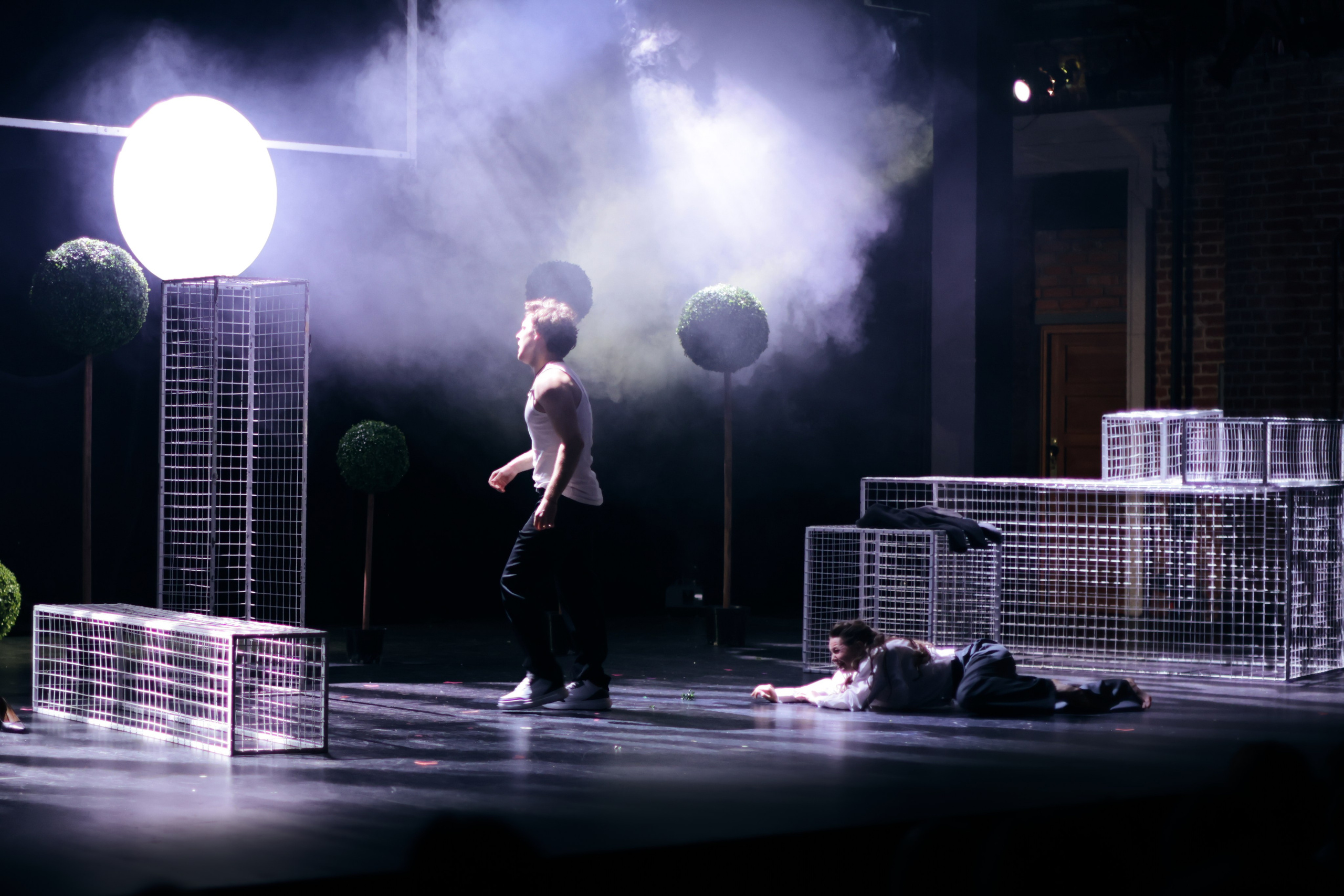 Спектакль «Дикарь», Театр «Сначала-Сначала театр» (цвет). Наталья Алексеенко. Фотохудожник в Москве. Репортаж, портрет, стрит