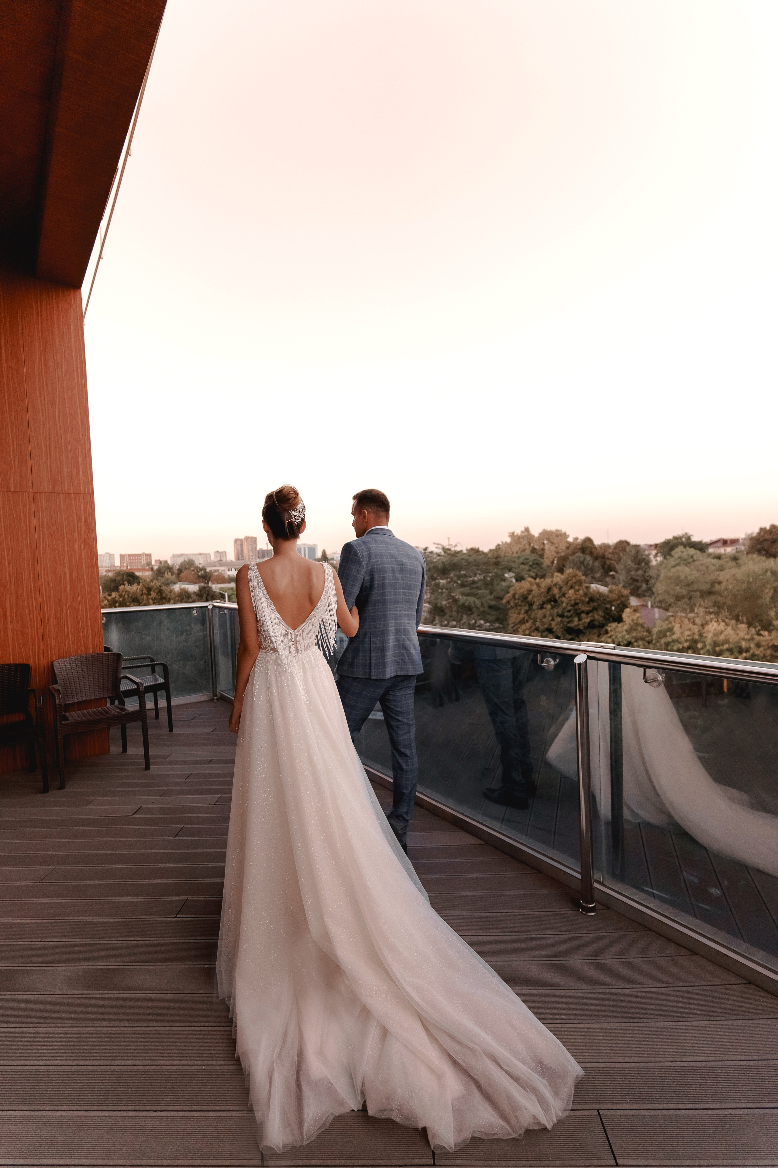 невеста и жених на терассе отеля в Краснодаре
