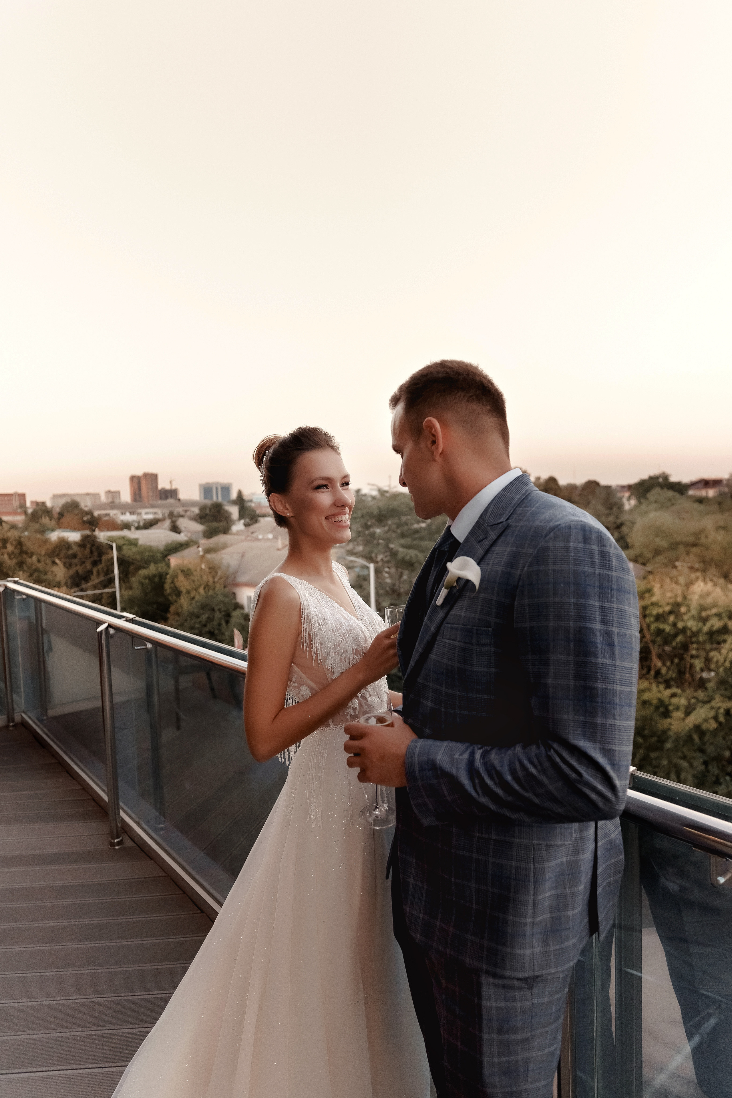 Нежный поцелуй жениха и невесты на закате в отеле Краснодара