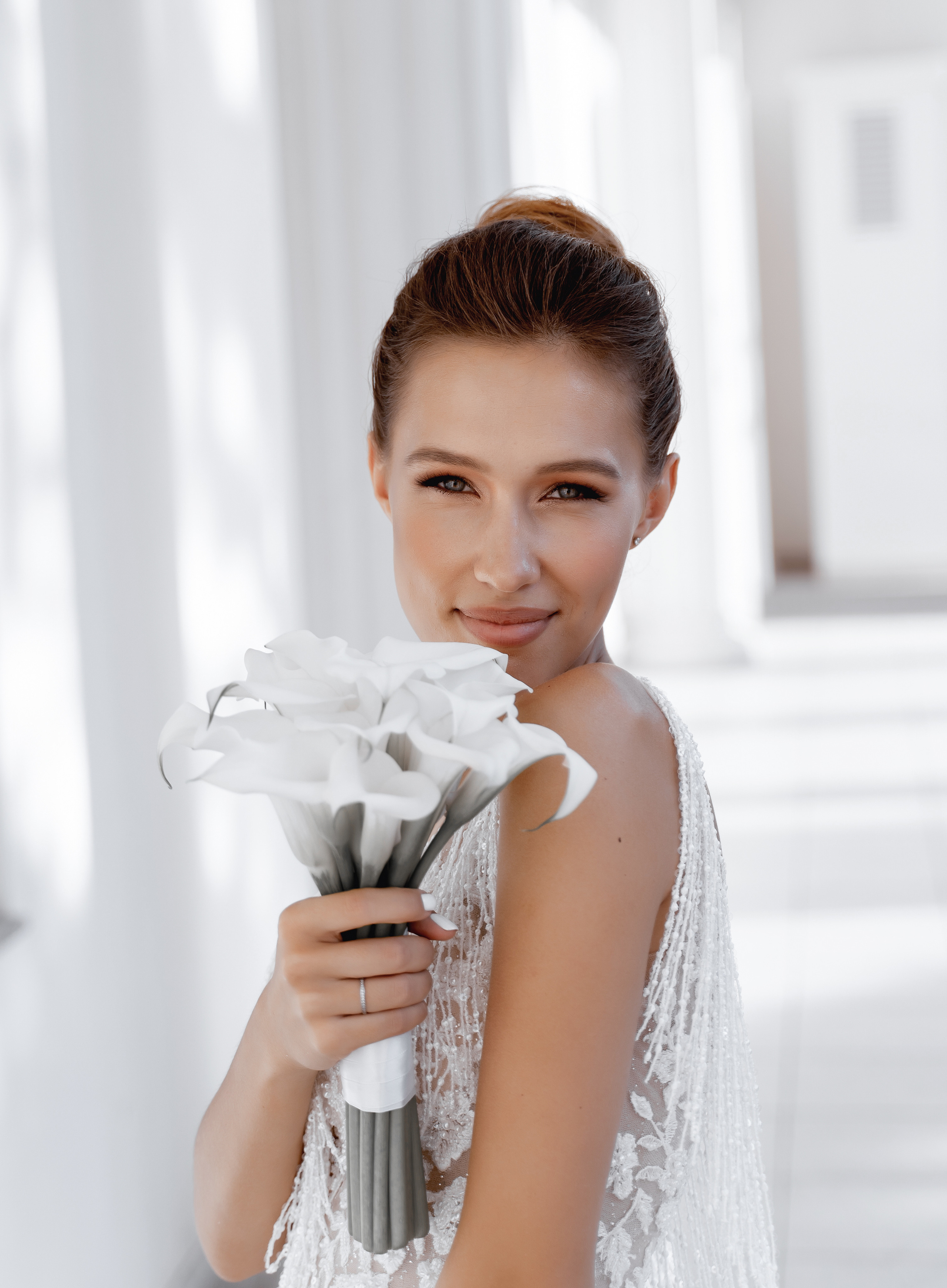 Портрет невесты с сияющей улыбкой в свадебном платье в Краснодаре