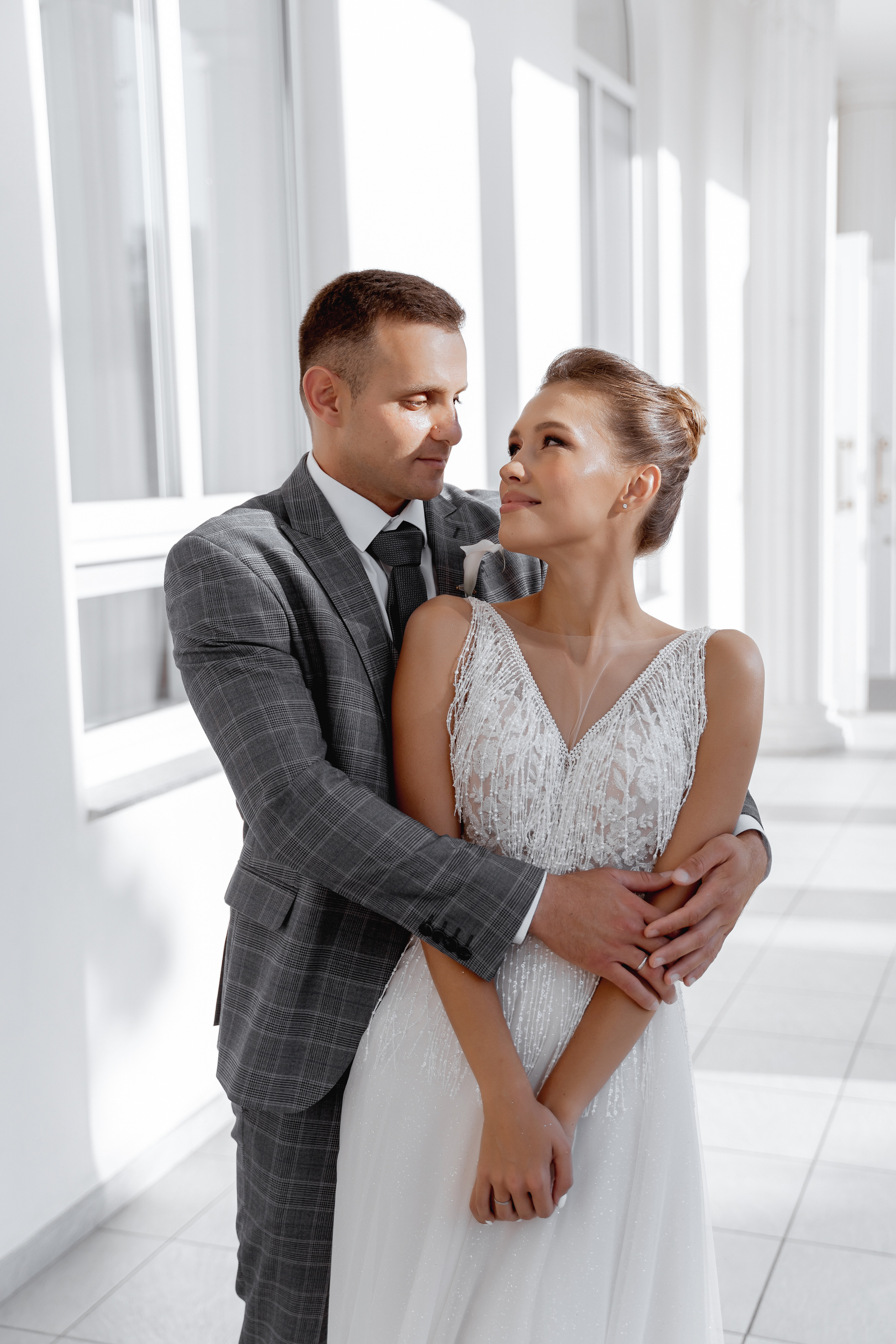 Счастливые новобрачные в день своей свадьбы в Краснодаре