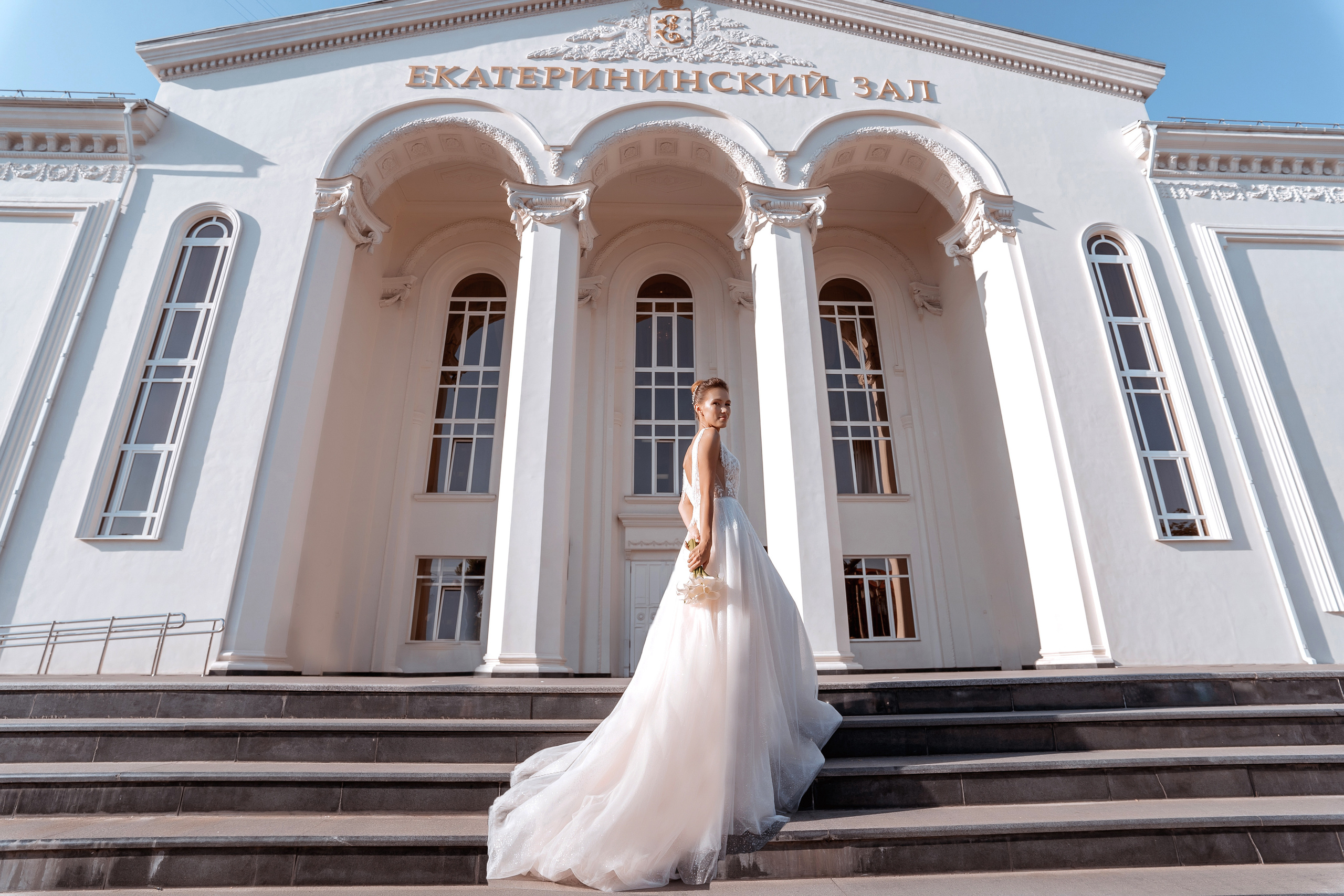 Невеста у Екатерининского зала в Краснодаре