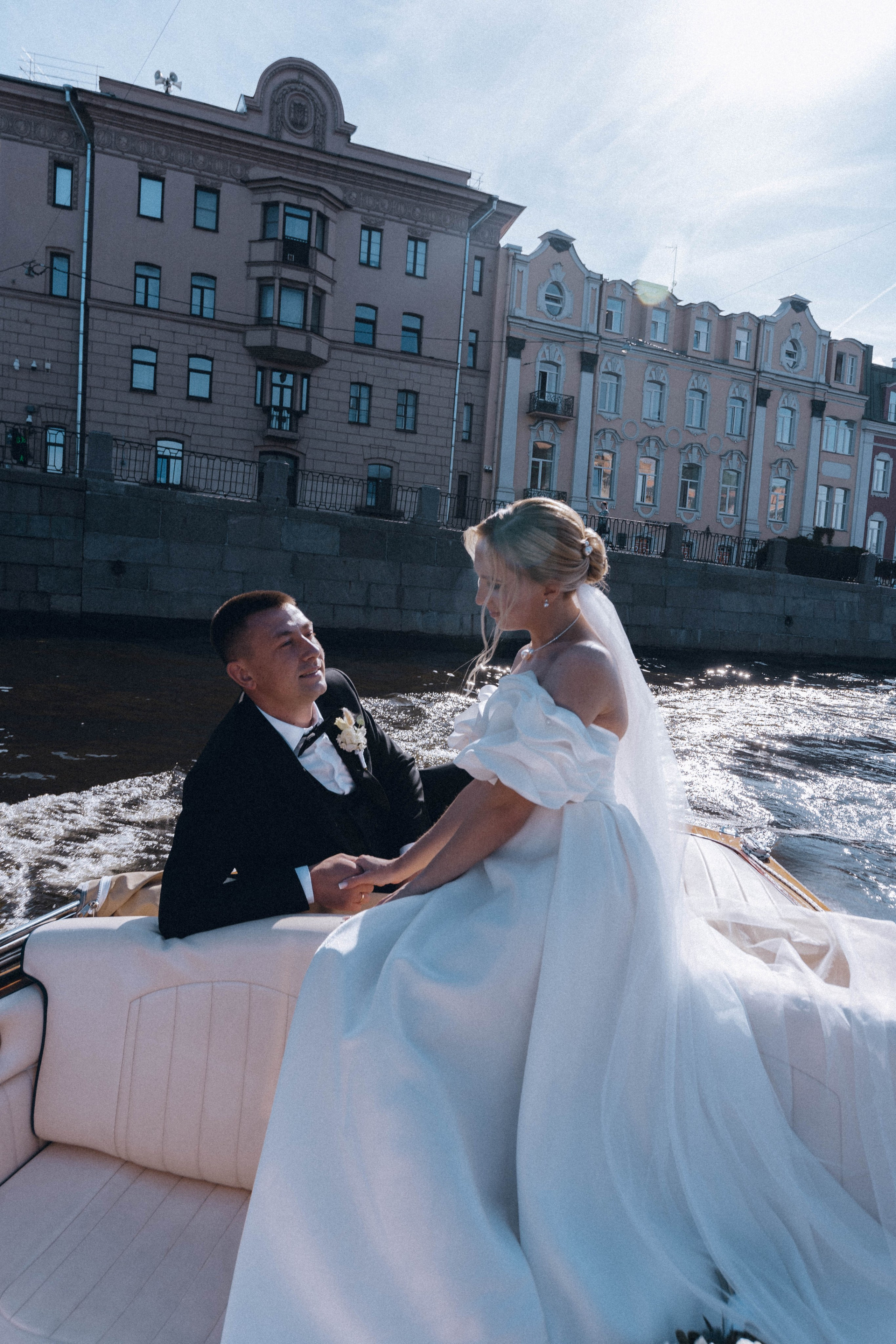 СВАДЕНБНАЯ СЬЕМКА НА КАТЕРЕ ПО КАНАЛАМ САНКТ-ПЕТЕРБУРГА И В АКВАТОРИИ НЕВЫ. Профессиональный фотограф, Санкт-Петербург — Виктория Богомолова