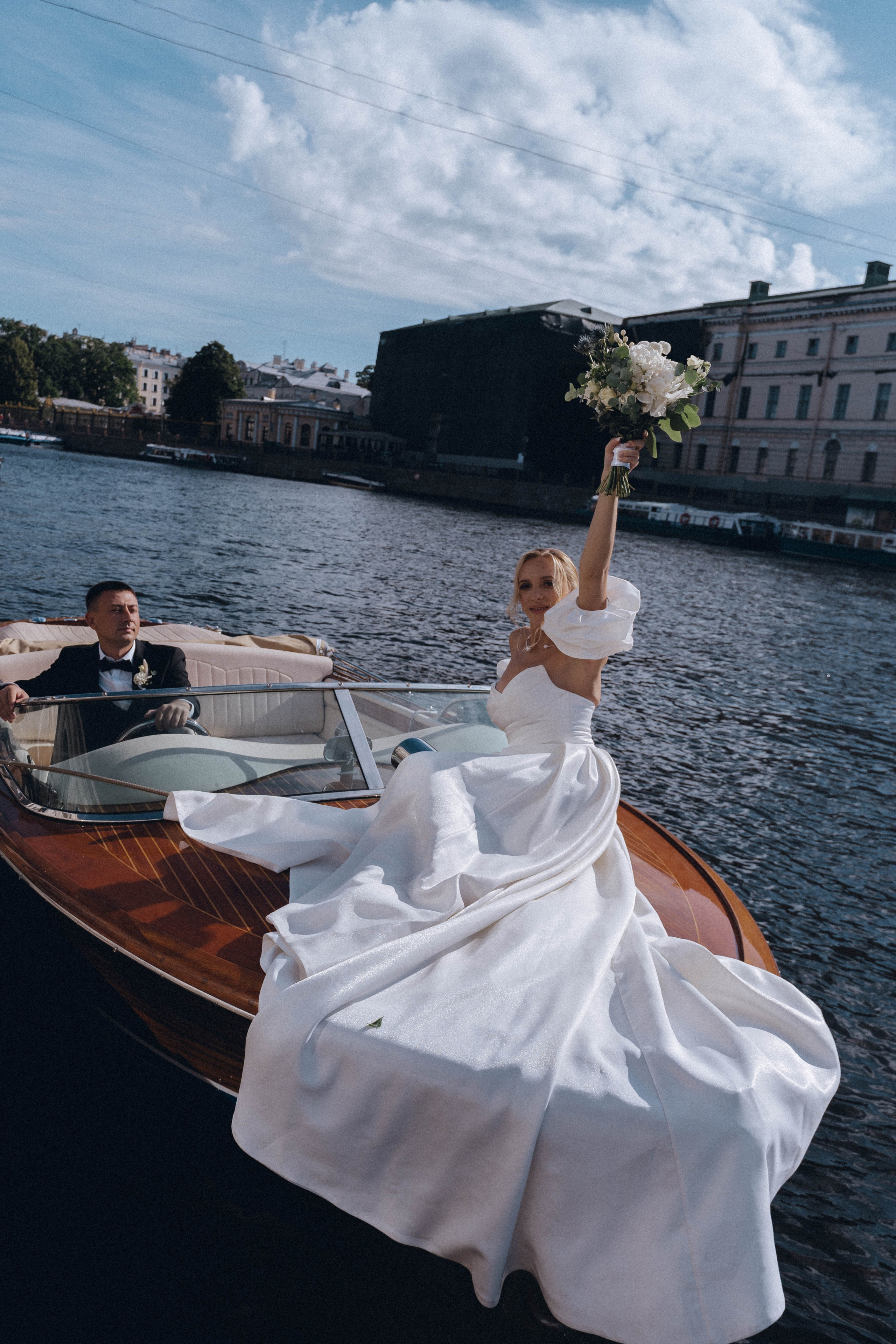 СВАДЕНБНАЯ СЬЕМКА НА КАТЕРЕ ПО КАНАЛАМ САНКТ-ПЕТЕРБУРГА И В АКВАТОРИИ НЕВЫ. Профессиональный фотограф, Санкт-Петербург — Виктория Богомолова