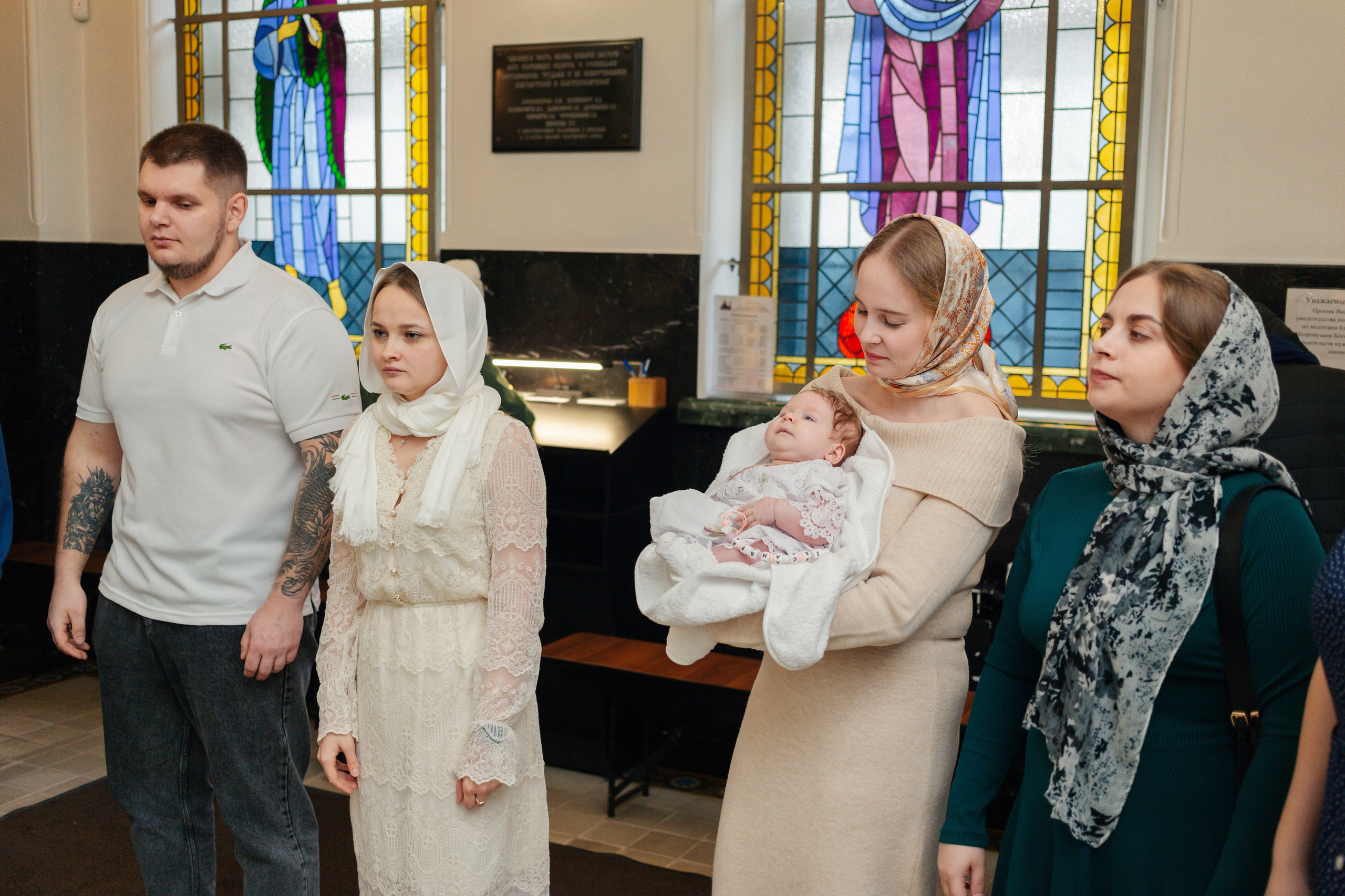  в каком храме лучше крестить ребенка — атмосфера, расположение, правила, Современная крестильная купель для полного погружения. На что обратить внимание при выборе храма, Вместительный и светлый зал храма — ключевой фактор при выборе места для крещения с большим числом гостей, купель в храме Невского района Санкт-Петербурга