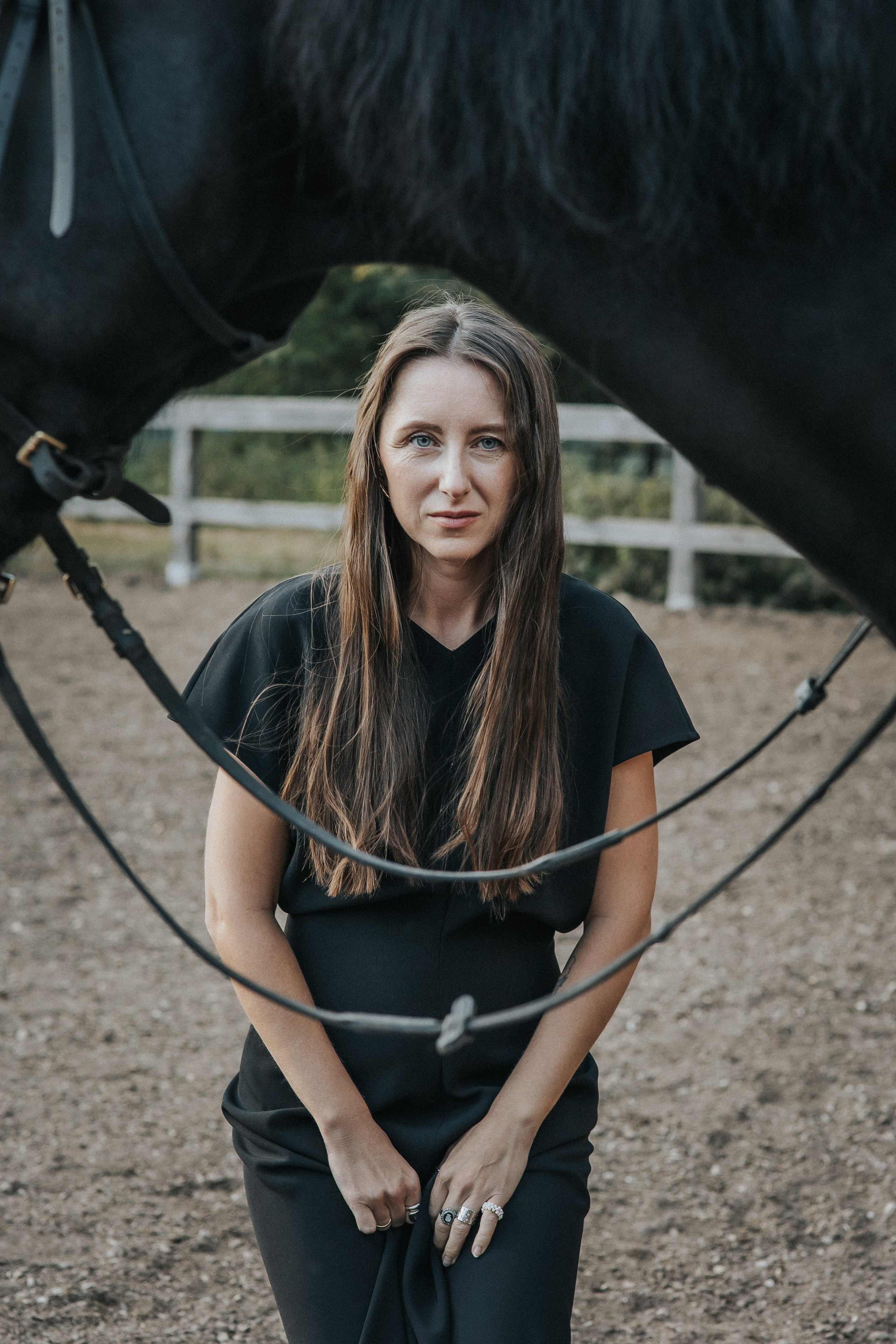 Большая семья и черный конь Султан. Семейный фотограф в Москве Наталья Чуб, заказать Фотокнигу