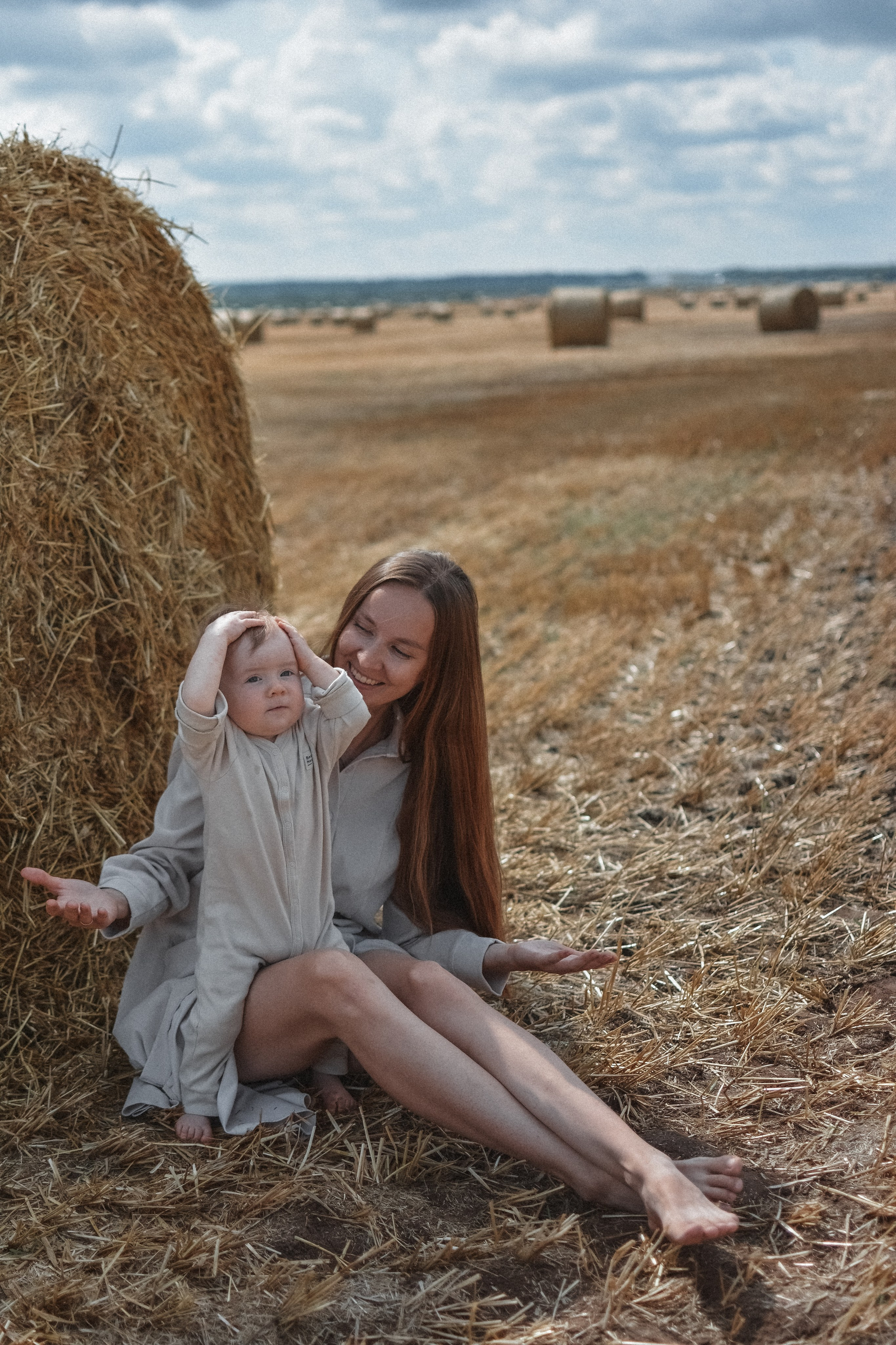 Сёстры в поле и малышка дочь. Alenasokolowa.ru