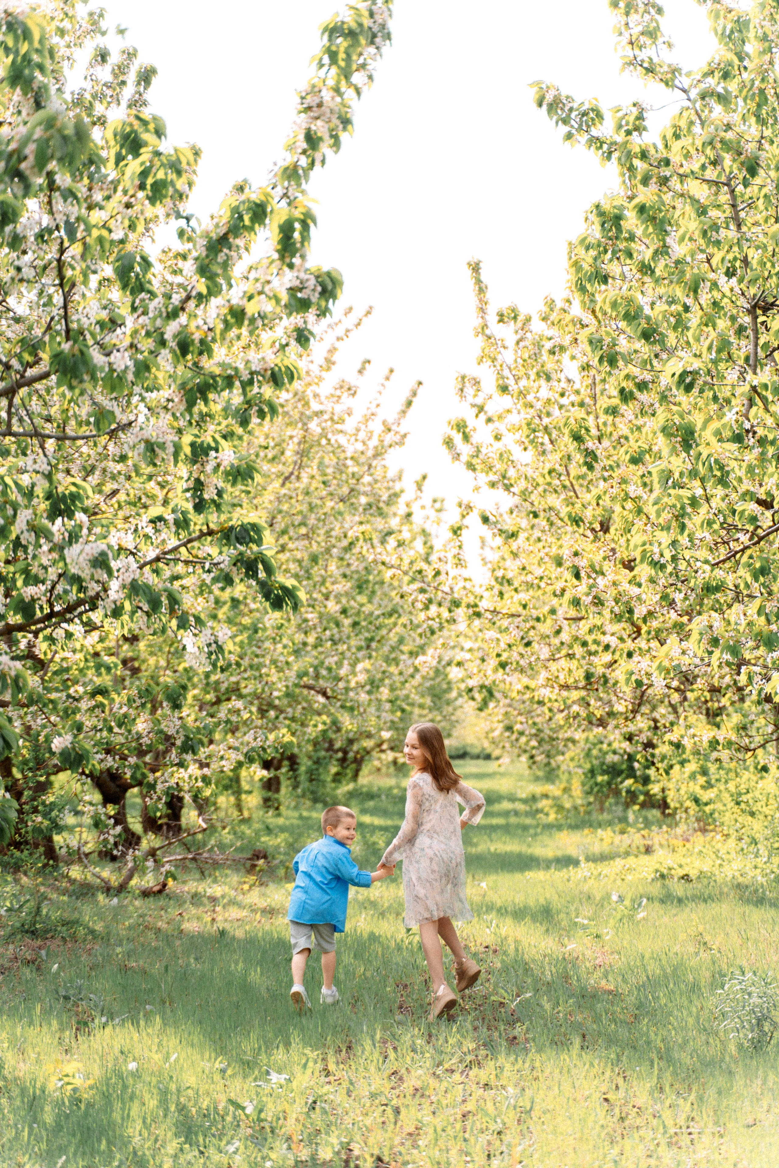 Сава и Ася в цветущем саду. Семейный фотограф Новочеркасск