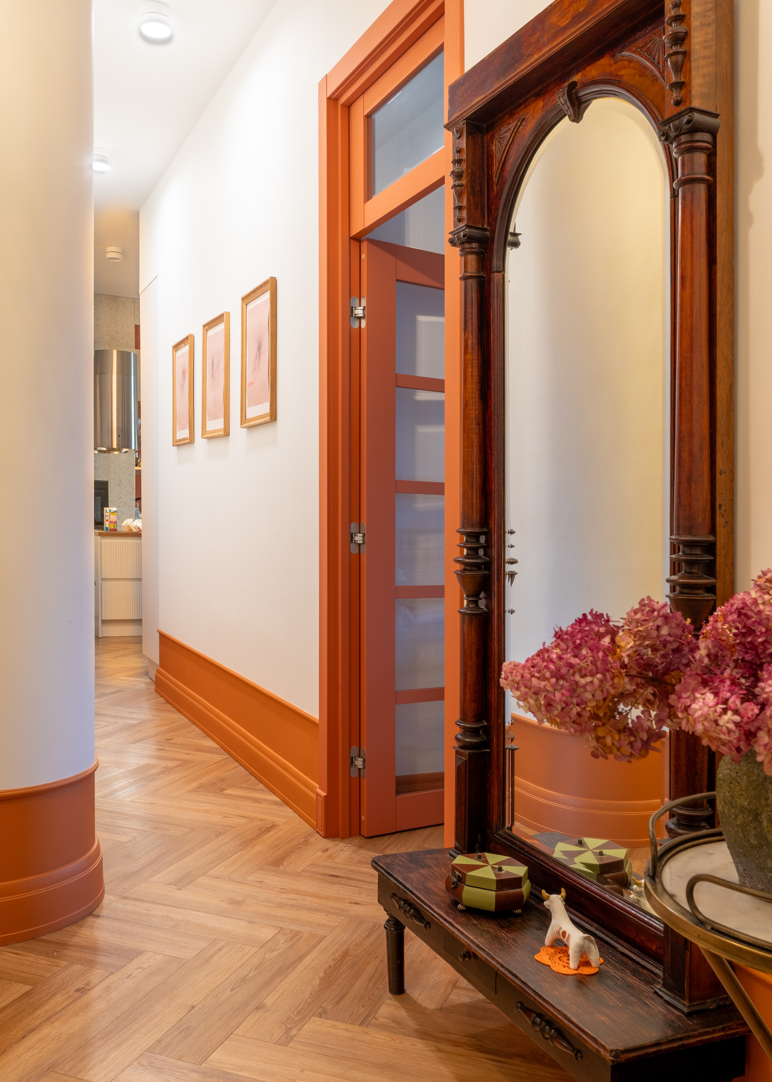 Коридор с зеркалом и светлыми стенами, съёмка квартиры в Москве.