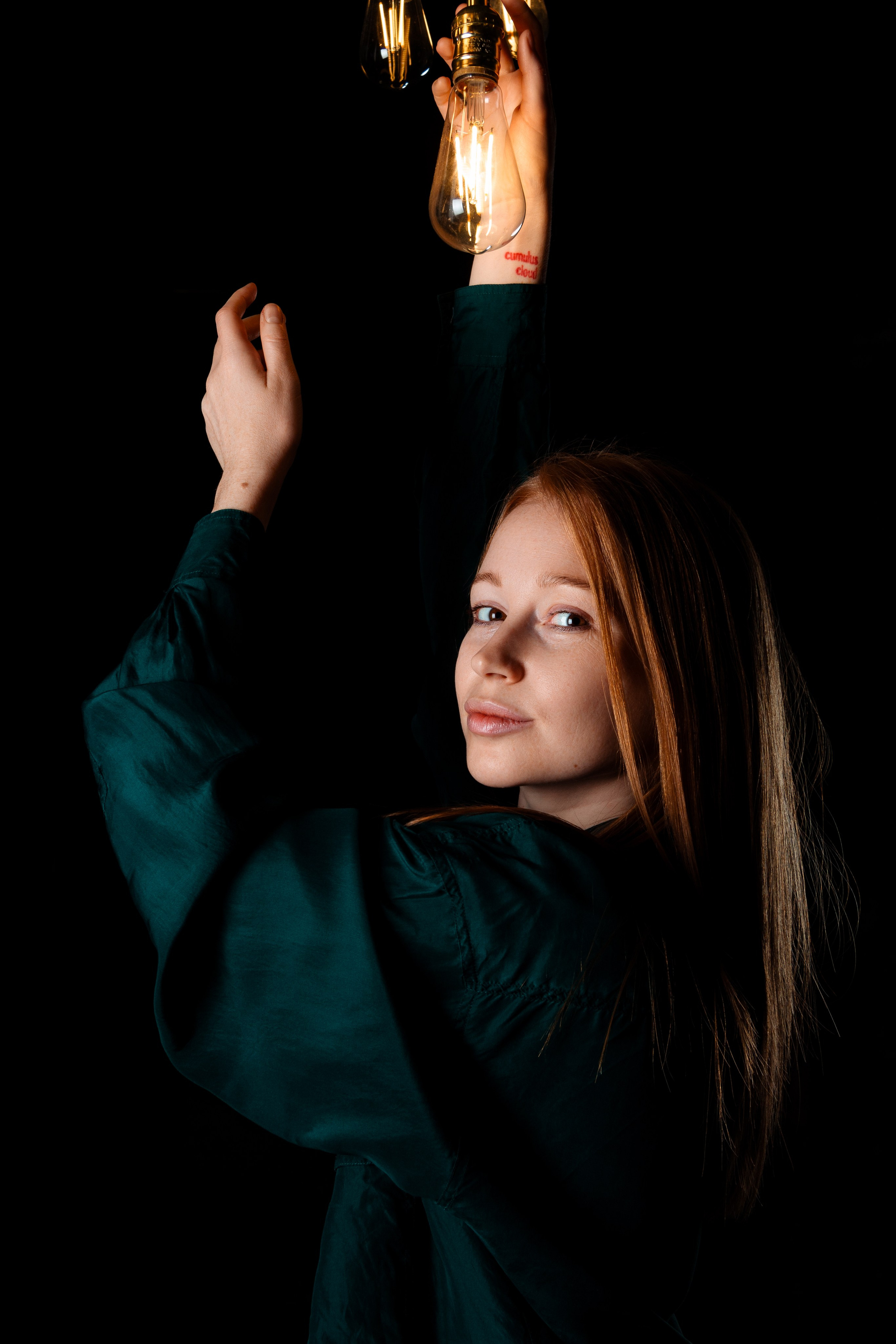 девушка с рыжими волосами и зеленой кофте