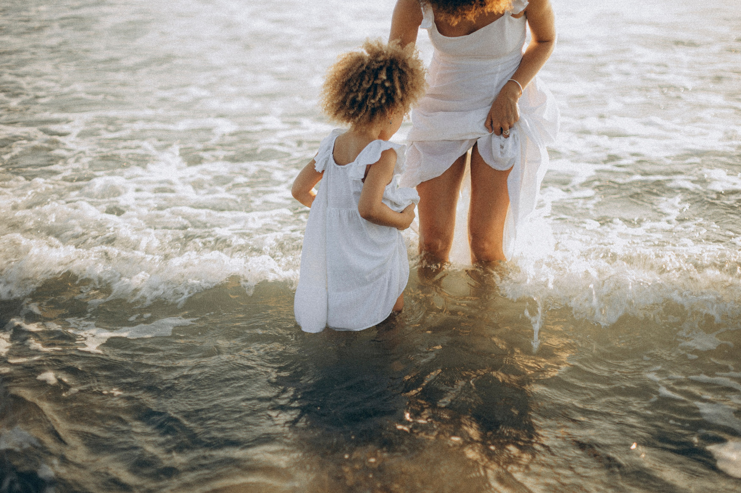 Sandy toes and family smiles. Katerina Nord | Wedding and Couple Photographer in Germany and Europe