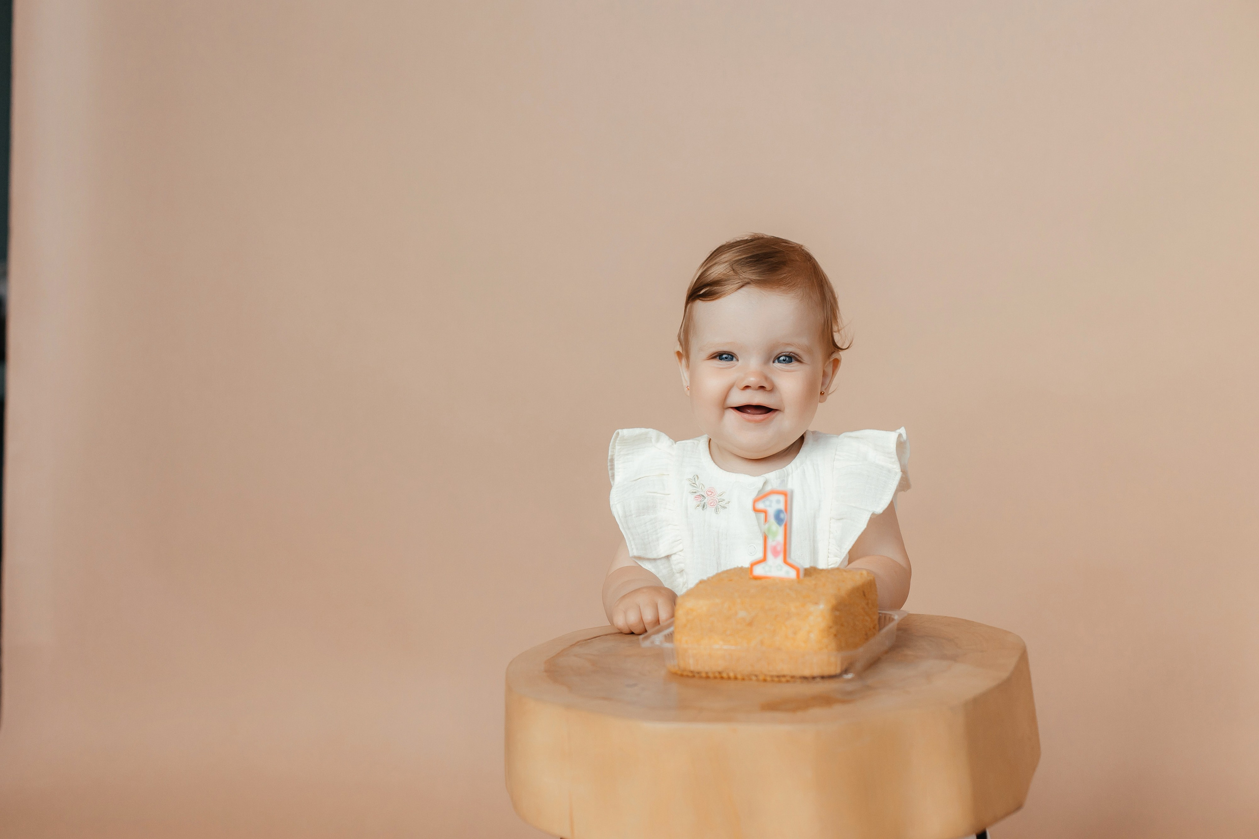 Первый год и первый торт. Фотограф Елена Краснопевцева