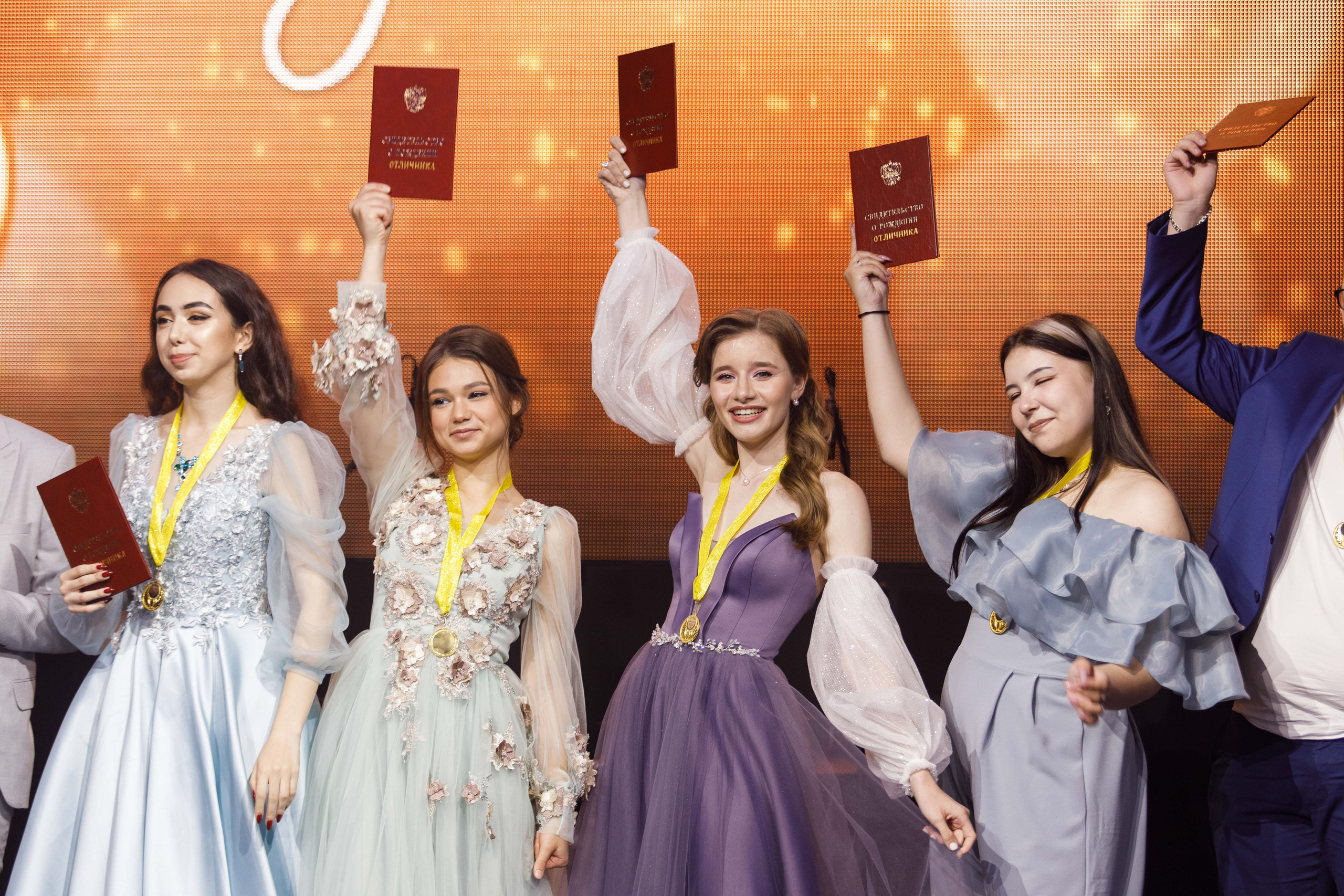 Выпускной Алёны. 11 класс. Галич Хол. Фотограф Андрей Баксов